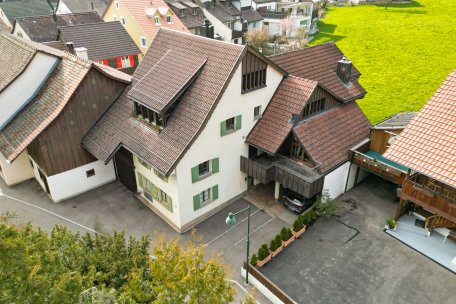 Luftaufnahme eines Wohngebäudes mit Nebengebäude und Hof
