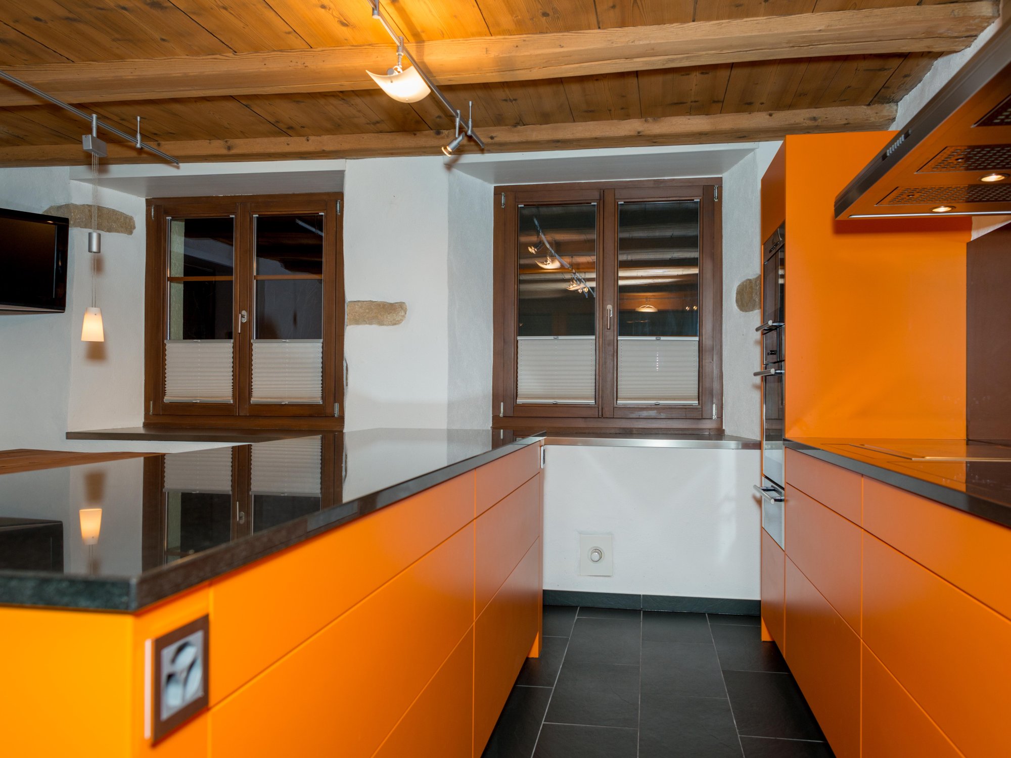 Moderne Küche mit kräftig orangen Fronten