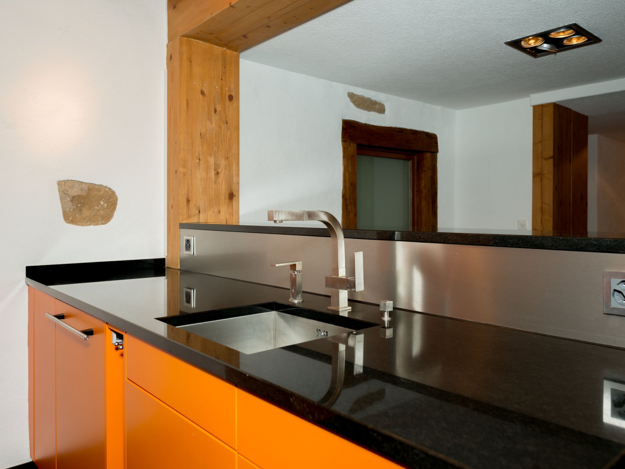 Moderne Küche mit auffälliger orangefarbener Front