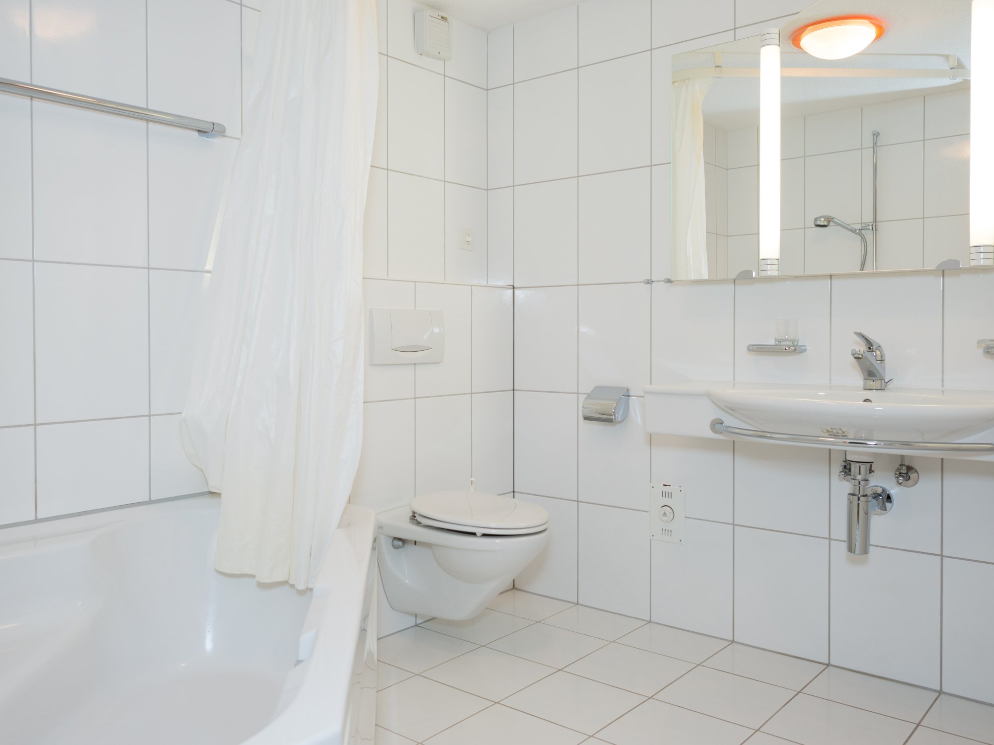 Helles Badezimmer mit Wanne, WC und Waschbecken