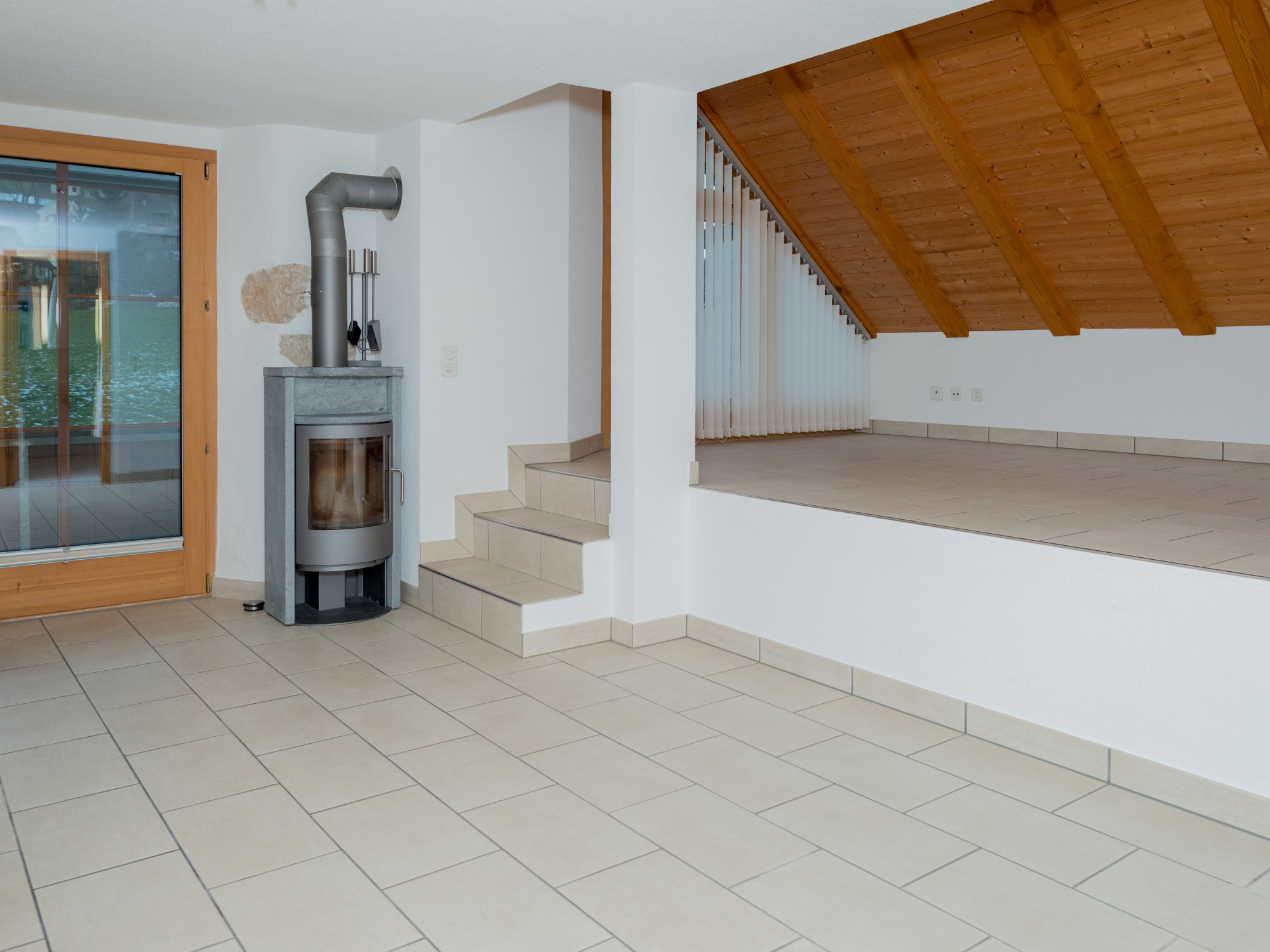 Wohnraum mit Kamin und Dachschräge