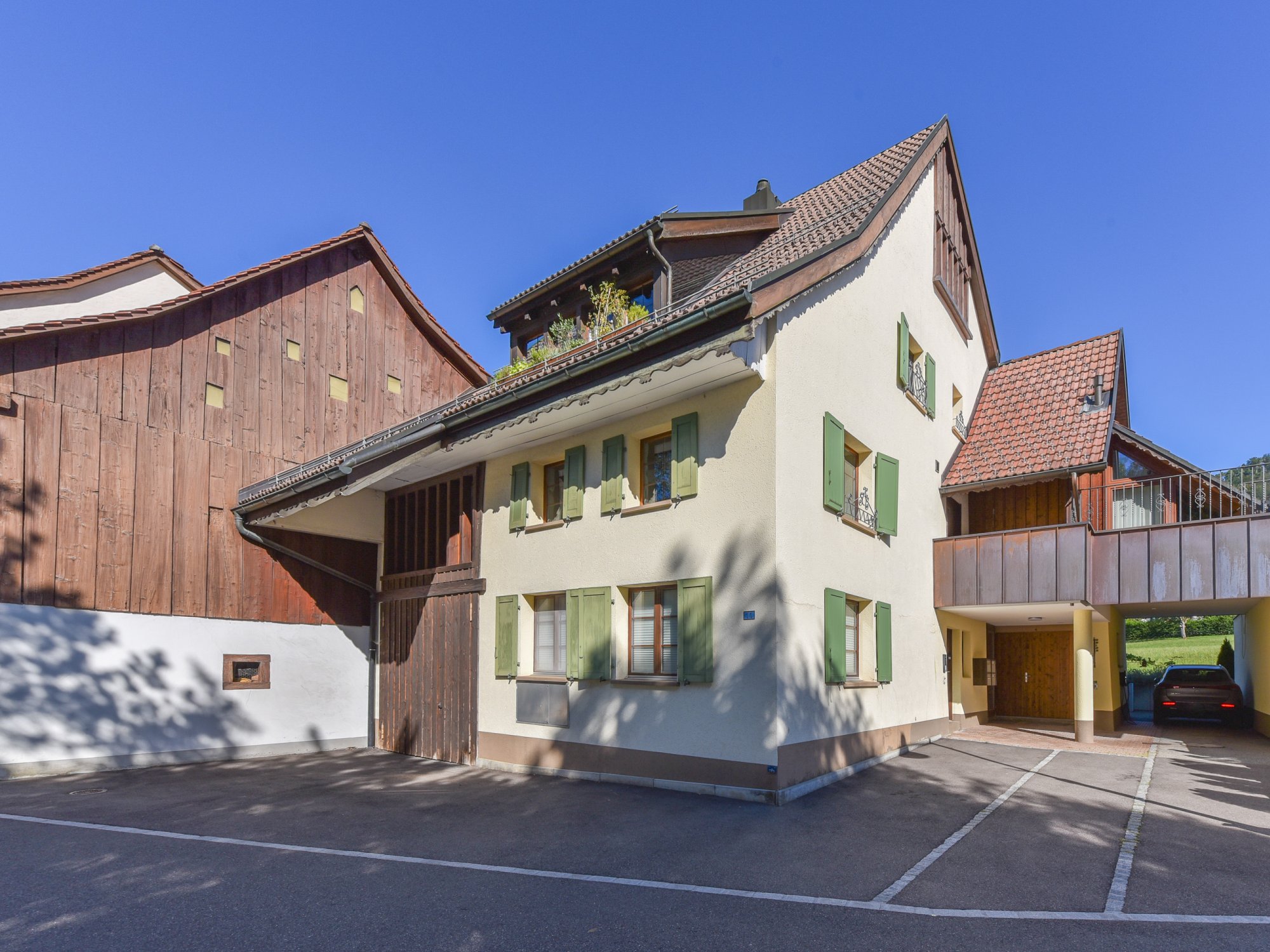 Historisches Wohnhaus mit Scheunen- und Anbauensemble