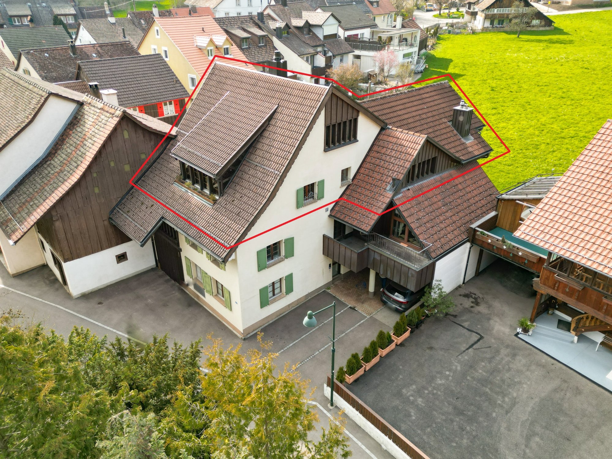 Luftaufnahme eines Wohnhauses mit Nachbarschaft