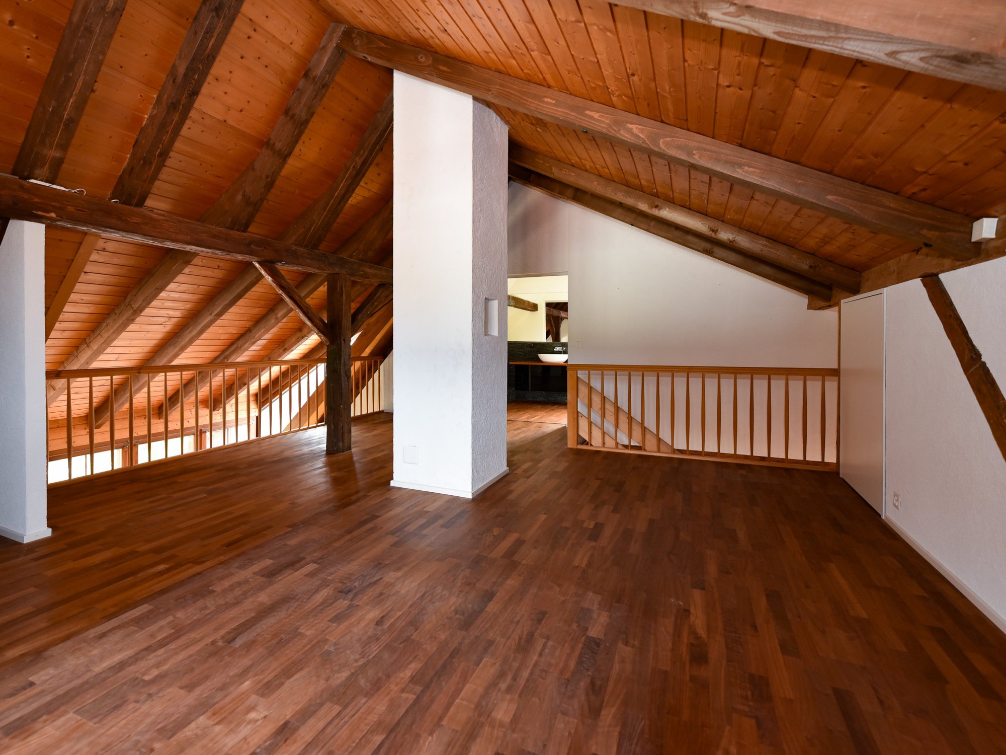 Ausgebauter Dachboden mit Holzbalken