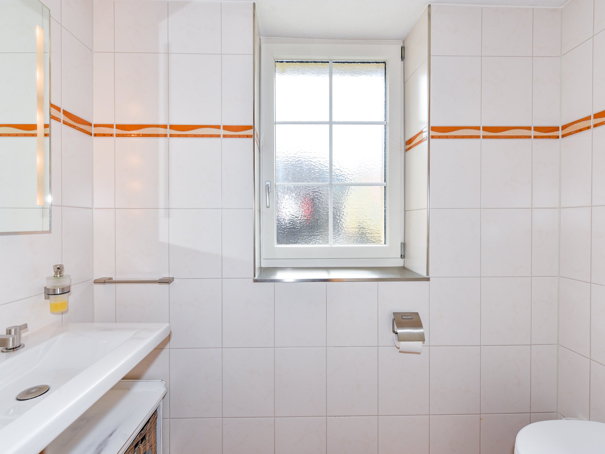 Kleines helles Badezimmer mit Fenster