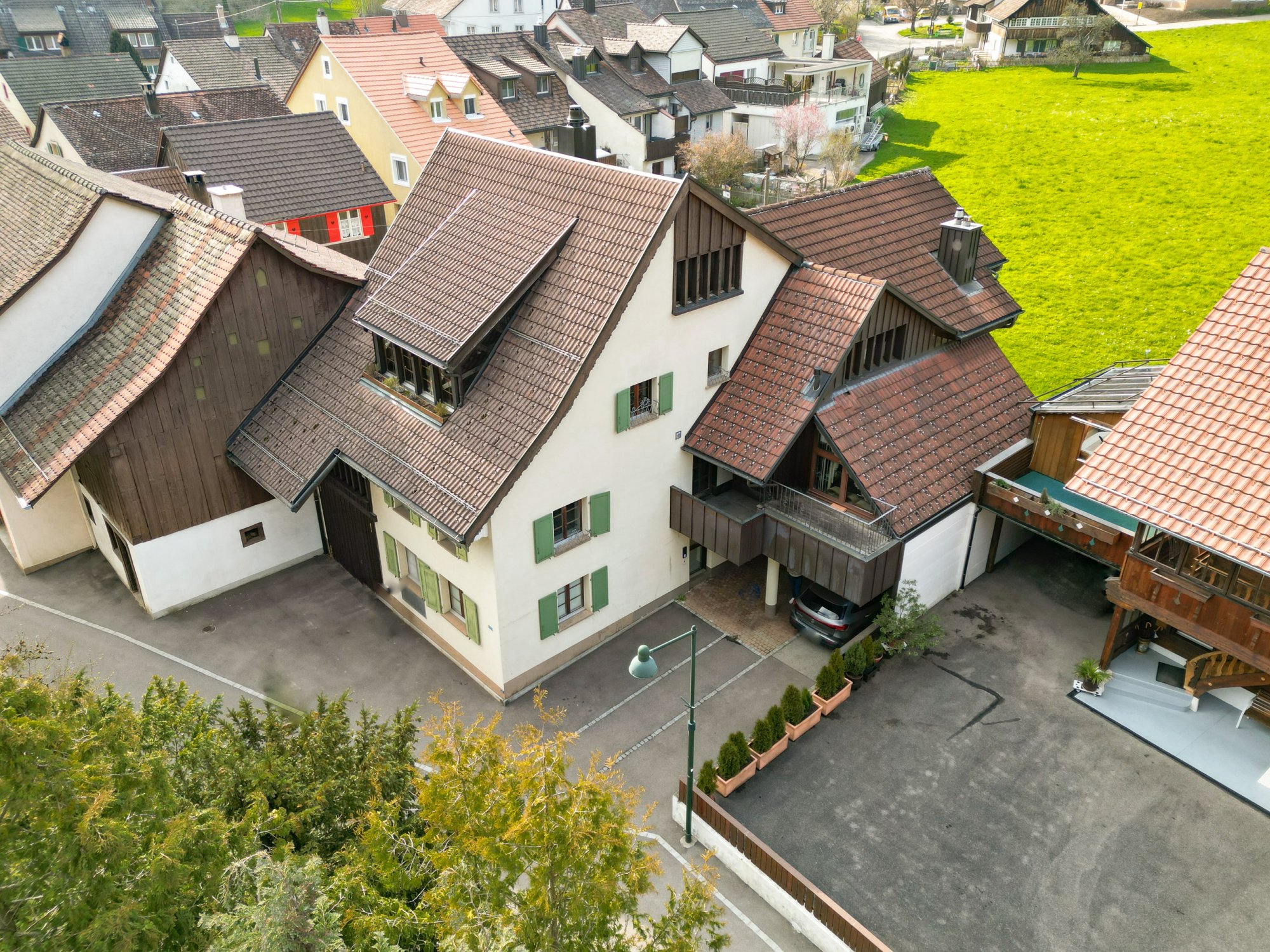 Dachansicht eines Wohnhauses mit Nachbargebäuden