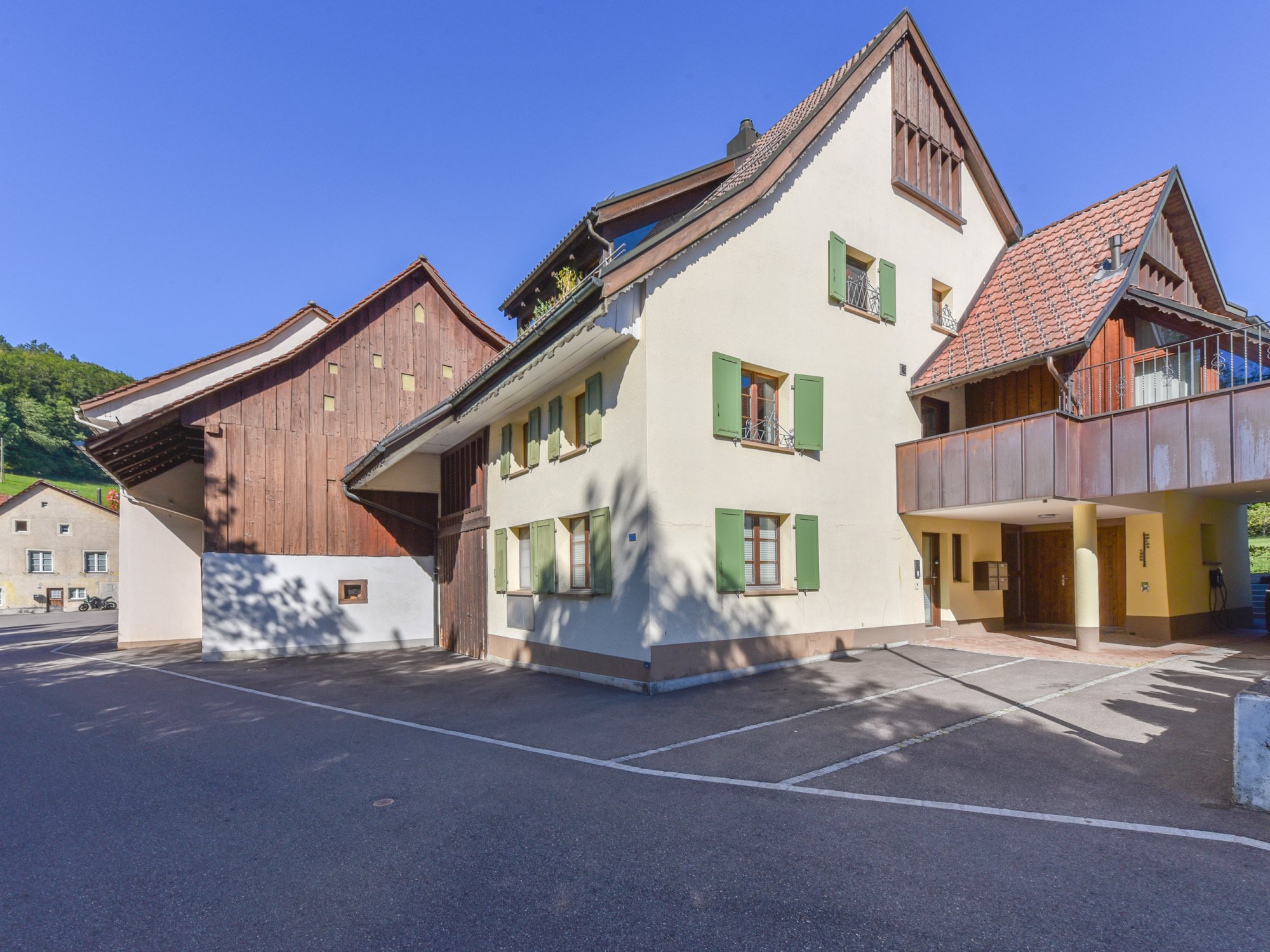 Traditionelles Gebäudeensemble mit Alpencharakter