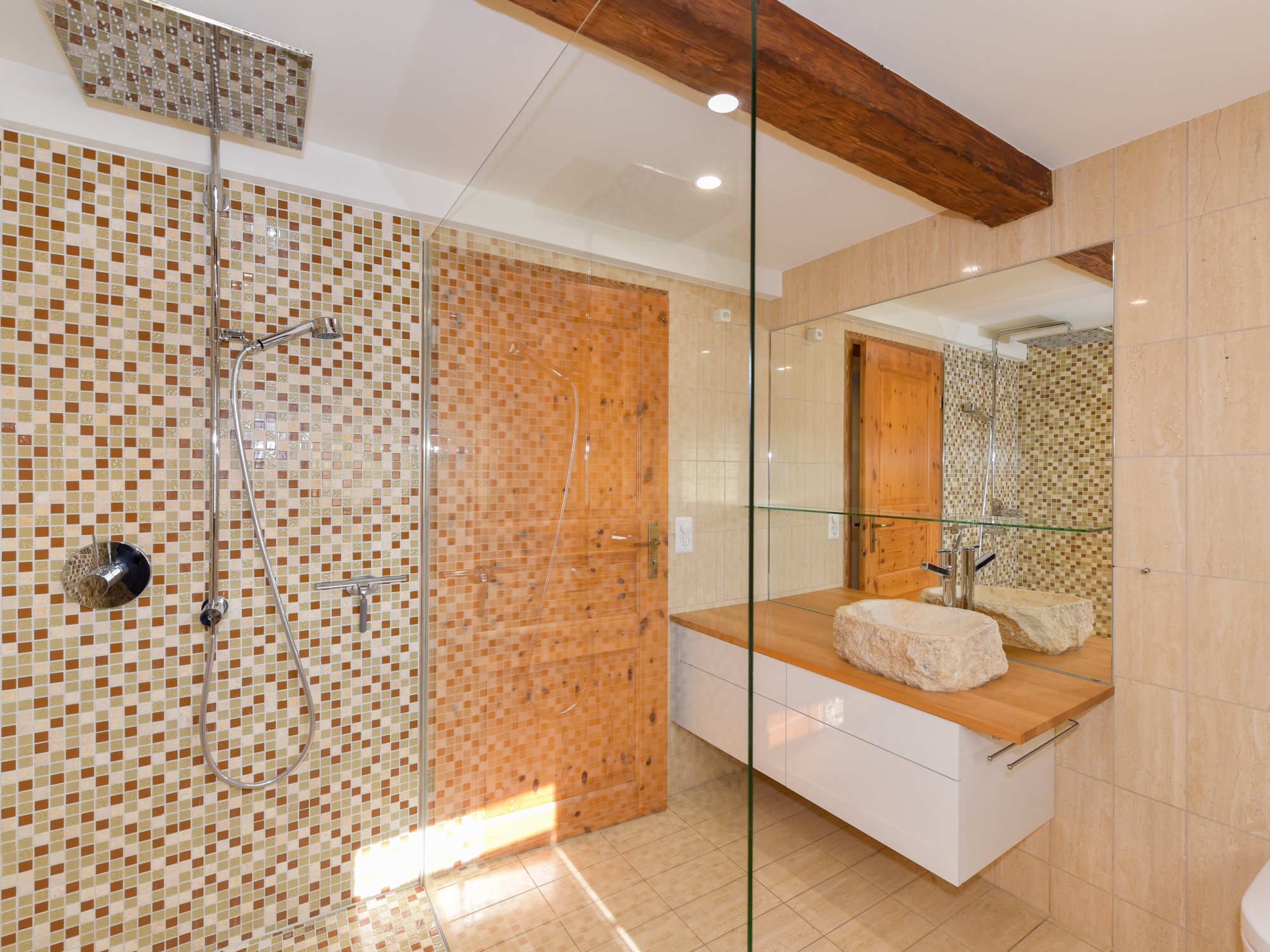 Modernes Badezimmer mit begehbarer Dusche und Natursteinwaschtisch