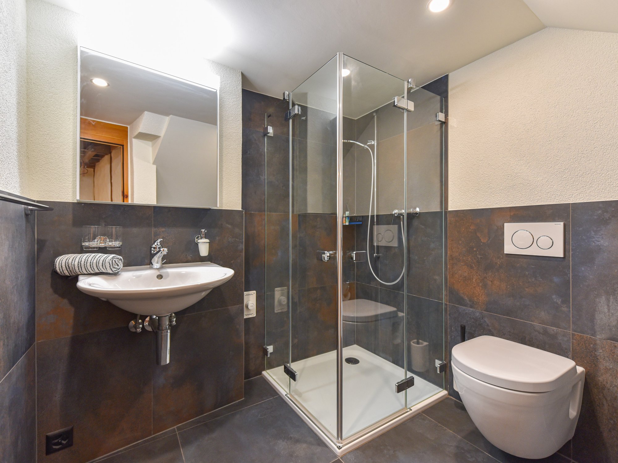 Modernes Badezimmer mit Glasdusche und WC