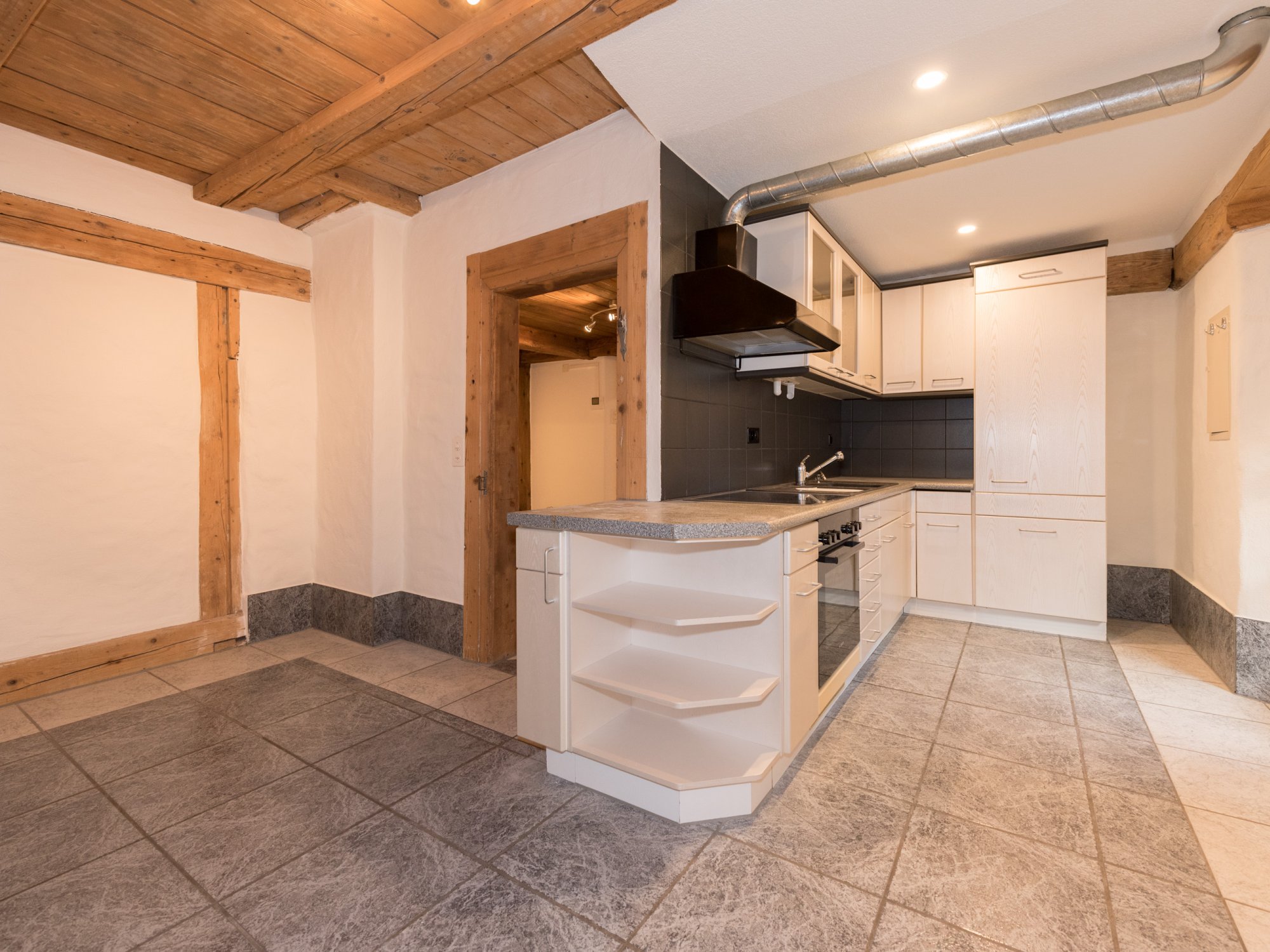 Gemütliche Landhausküche mit Holzdetails