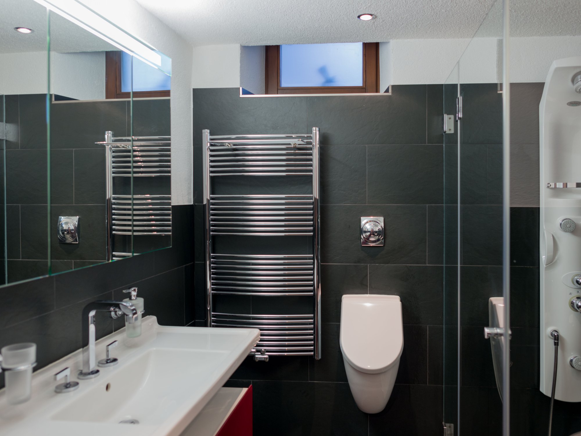 Modernes Badezimmer mit dunklen Fliesen