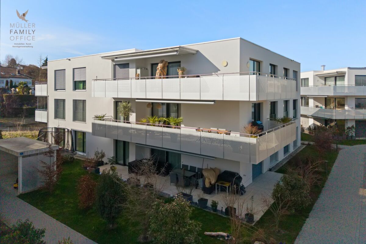 Modernes Mehrfamilienhaus mit großzügigen Balkonen