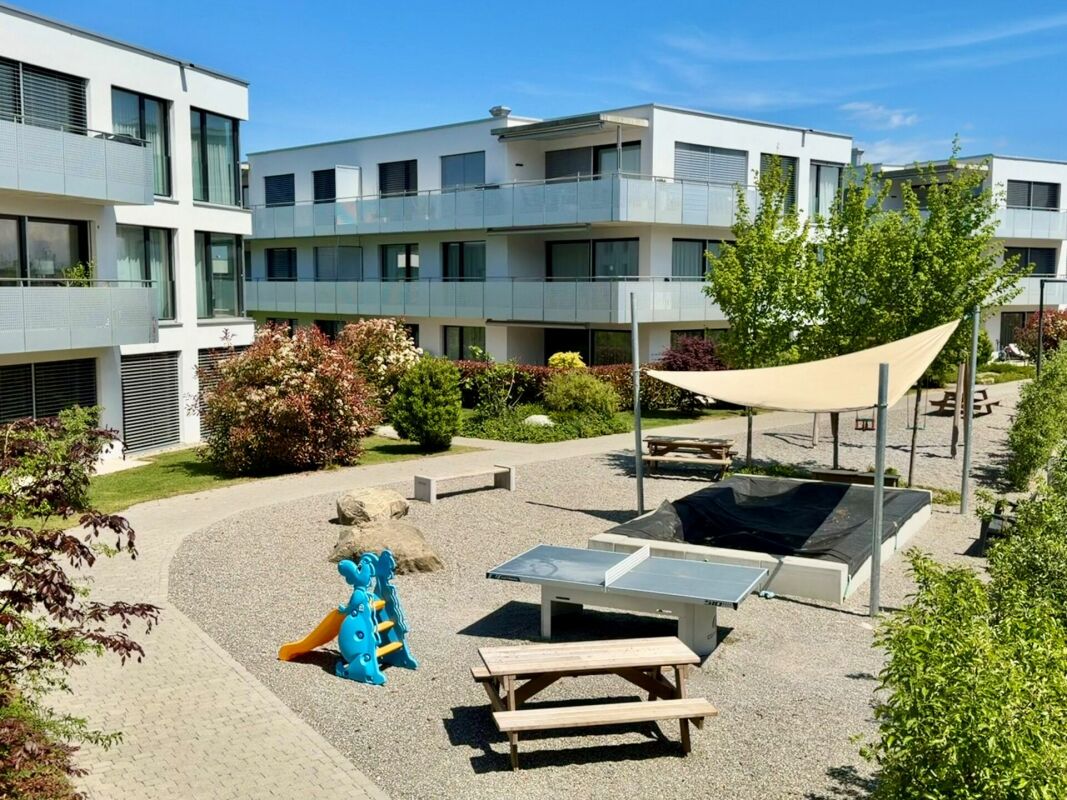 Moderner Wohnhof mit Spielbereich