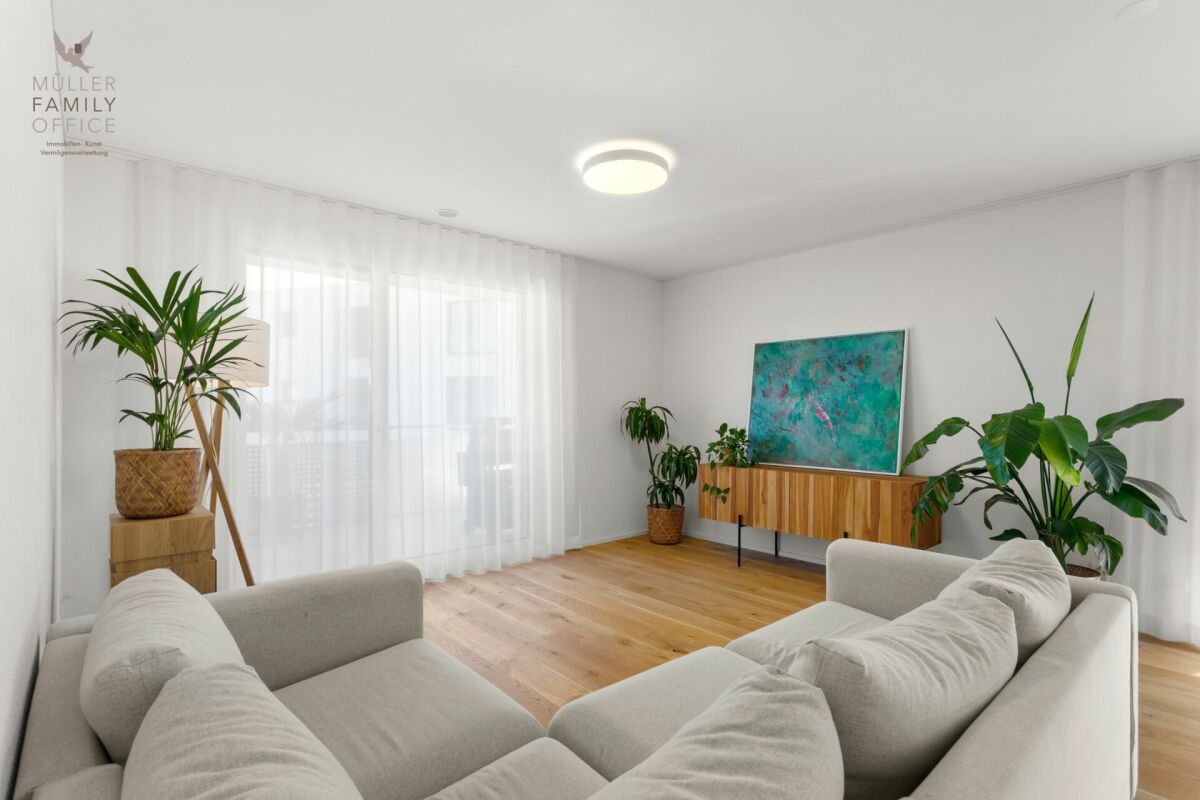 Helles Wohnzimmer mit großen Fenstern und Pflanzen