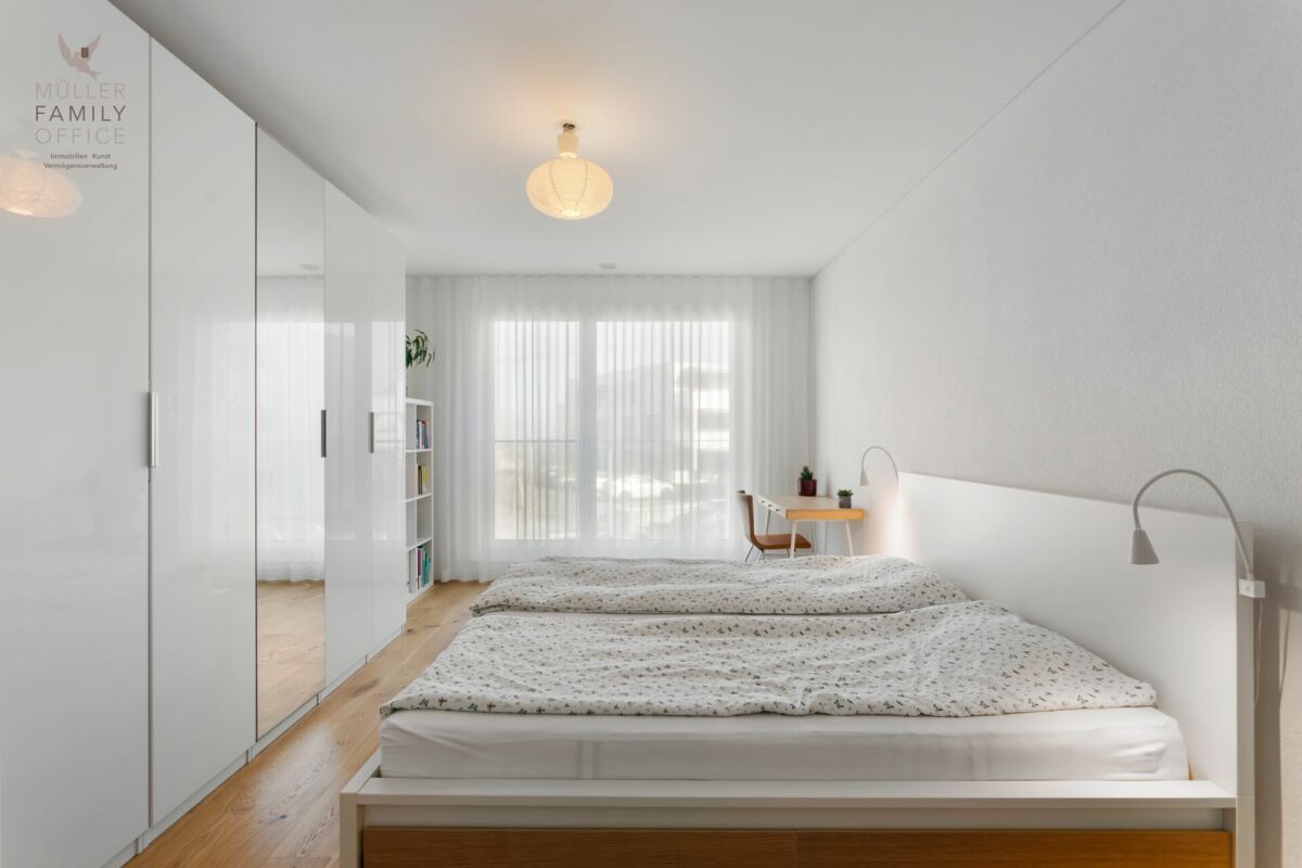 Helles Schlafzimmer mit Doppelbett und Einbauschrank