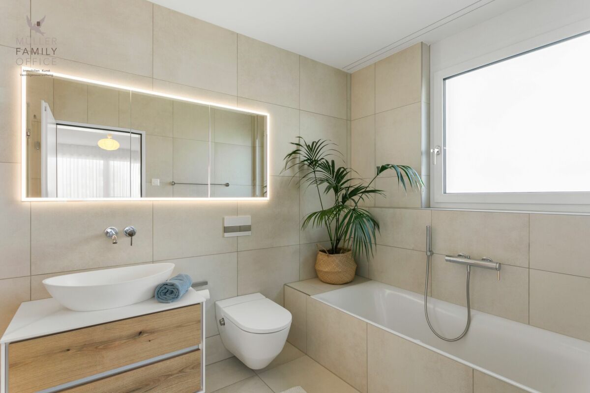 Modernes Badezimmer mit Waschtisch, Wanne und Spiegel