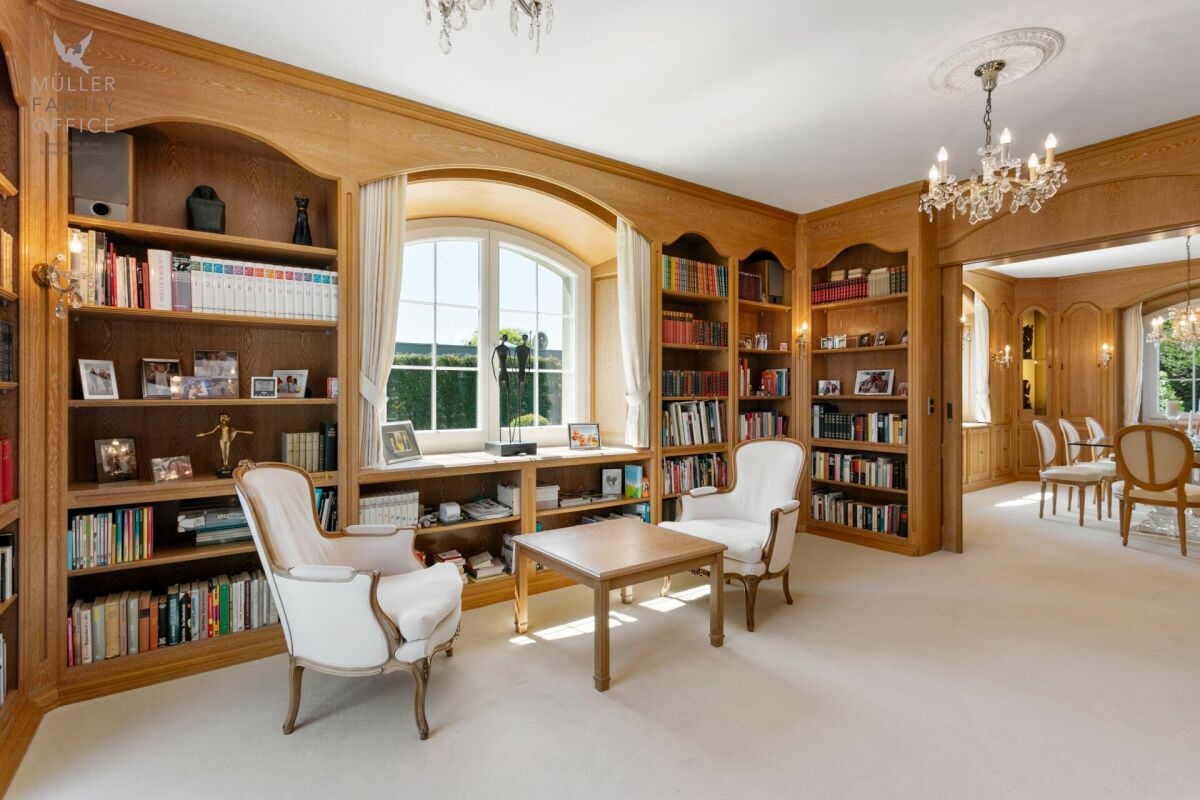 Bibliothek mit klassischer Holzvertäfelung