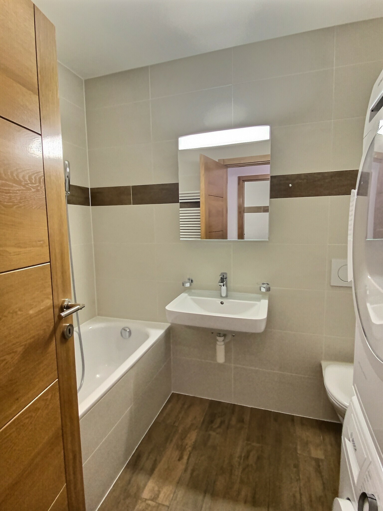 Badezimmer mit Wanne, Waschbecken und WC