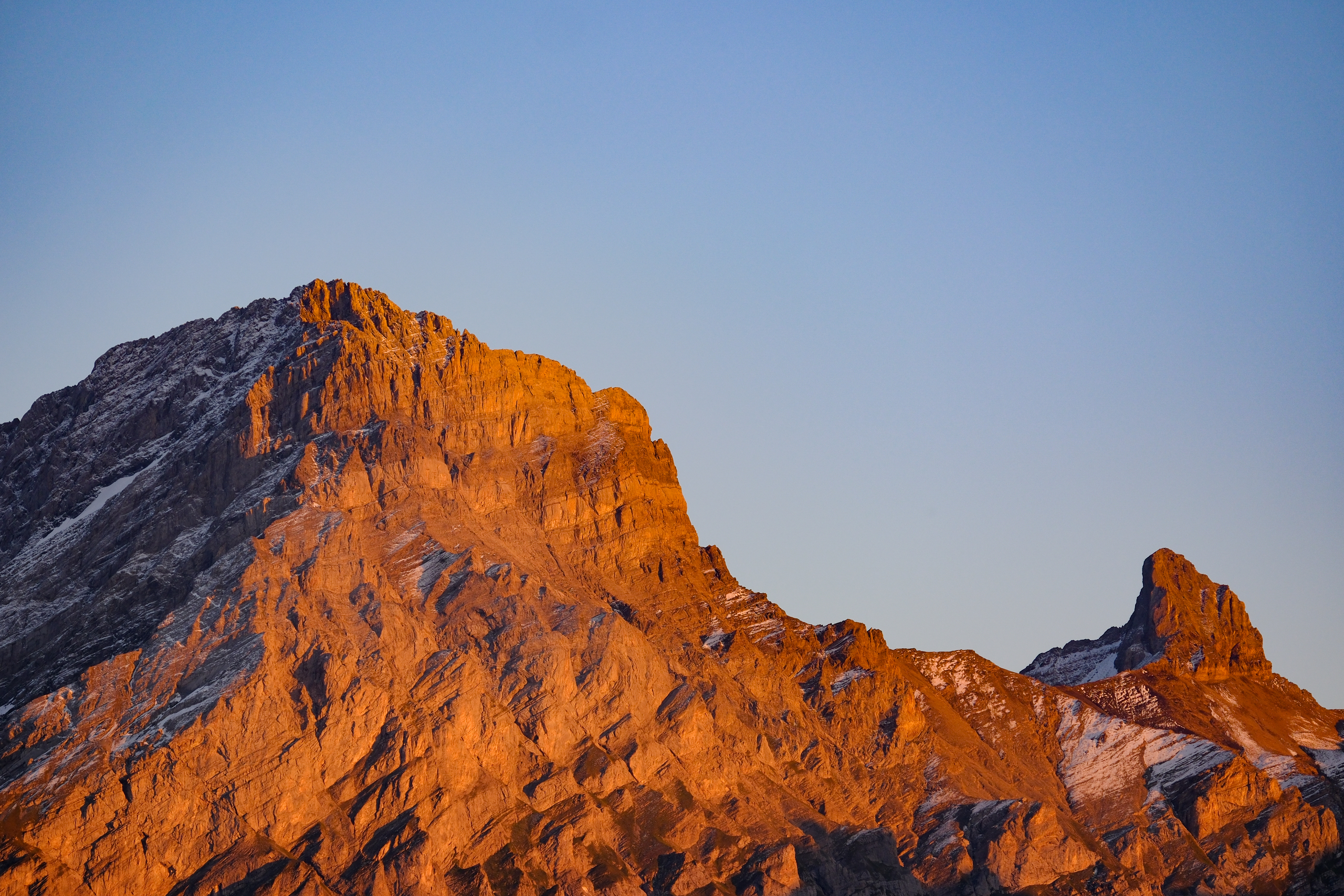 Berggipfel im warmen Abendlicht