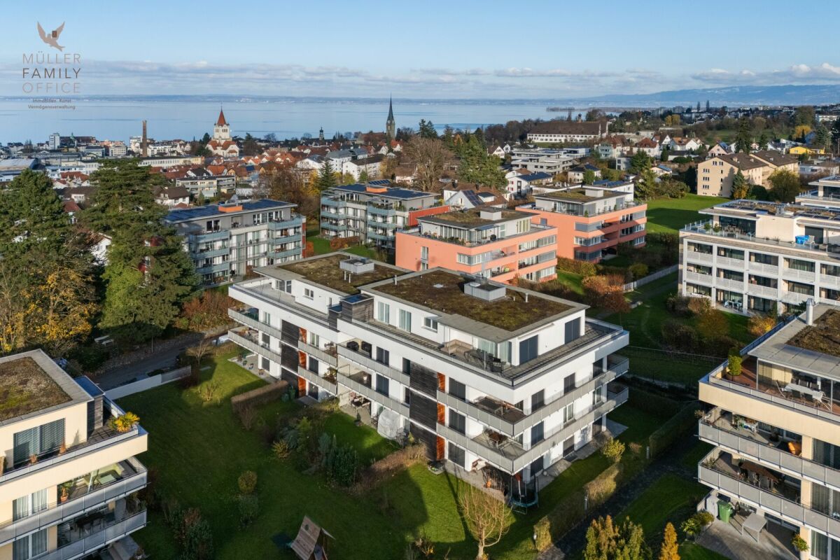 Luftaufnahme eines Wohnquartiers am See