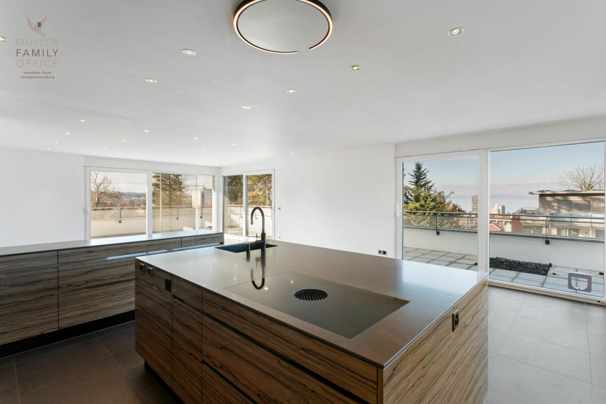 Offene moderne Küche mit großer Insel und Dachterrasse