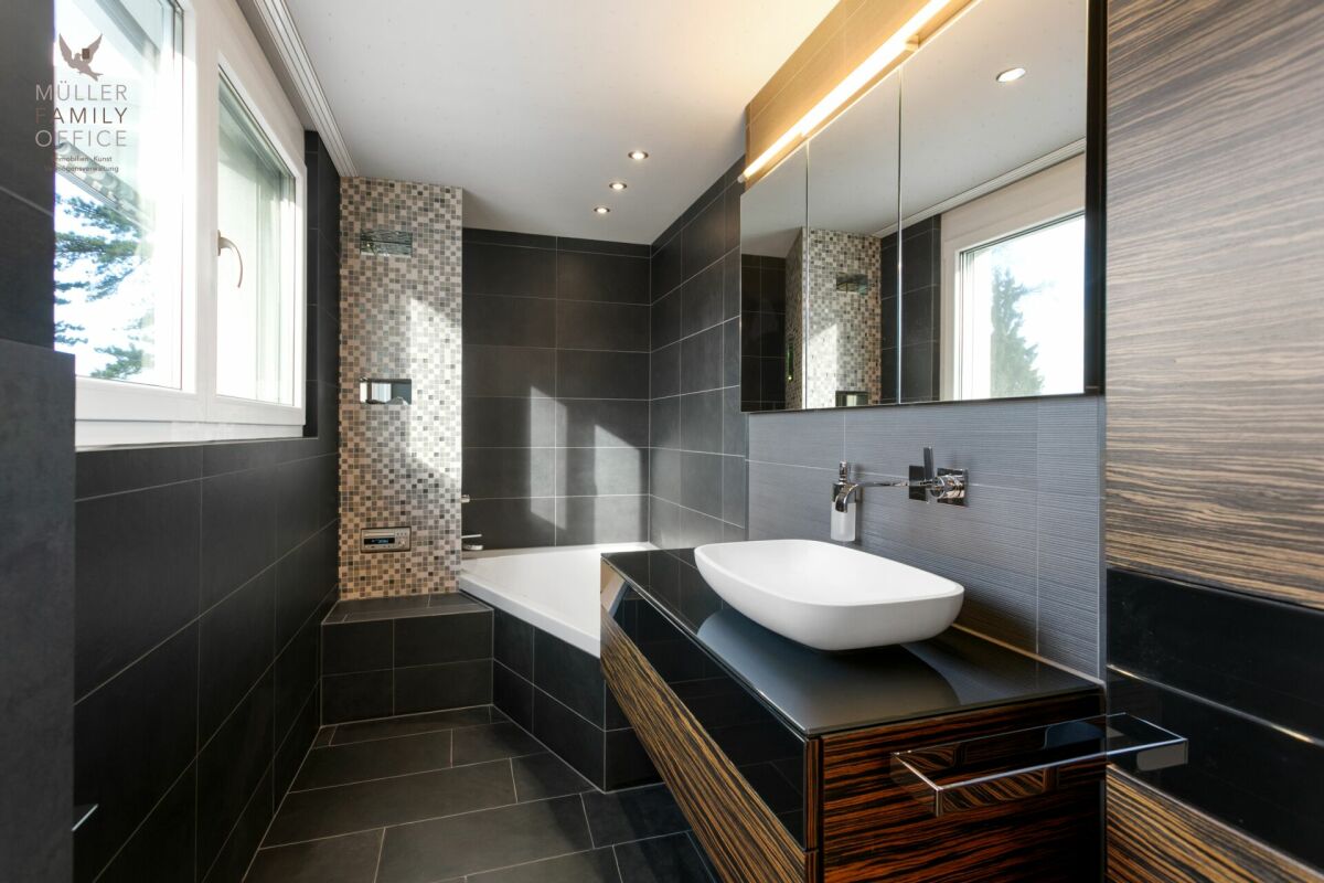 Modernes Badezimmer mit dunkler Verkleidung