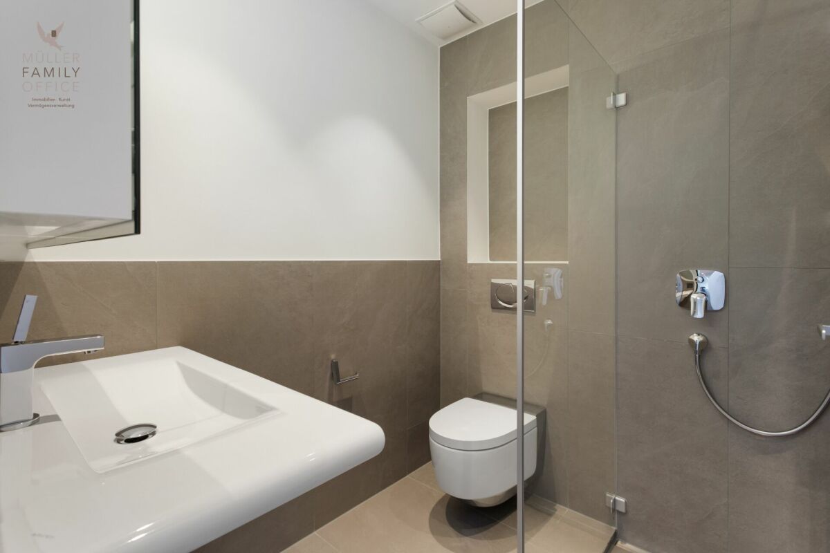Modernes Badezimmer mit begehbarer Dusche und Wand-WC