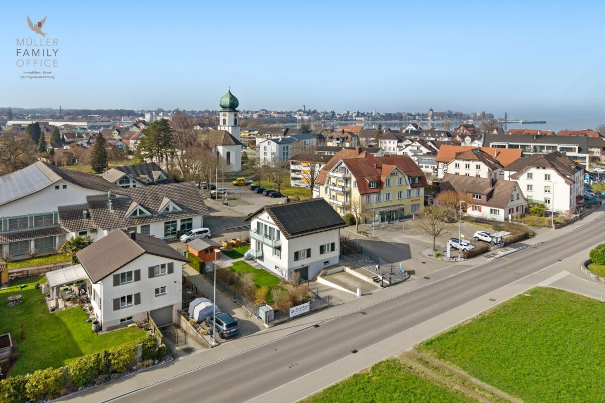 Luftaufnahme eines Wohngebiets am Wasser
