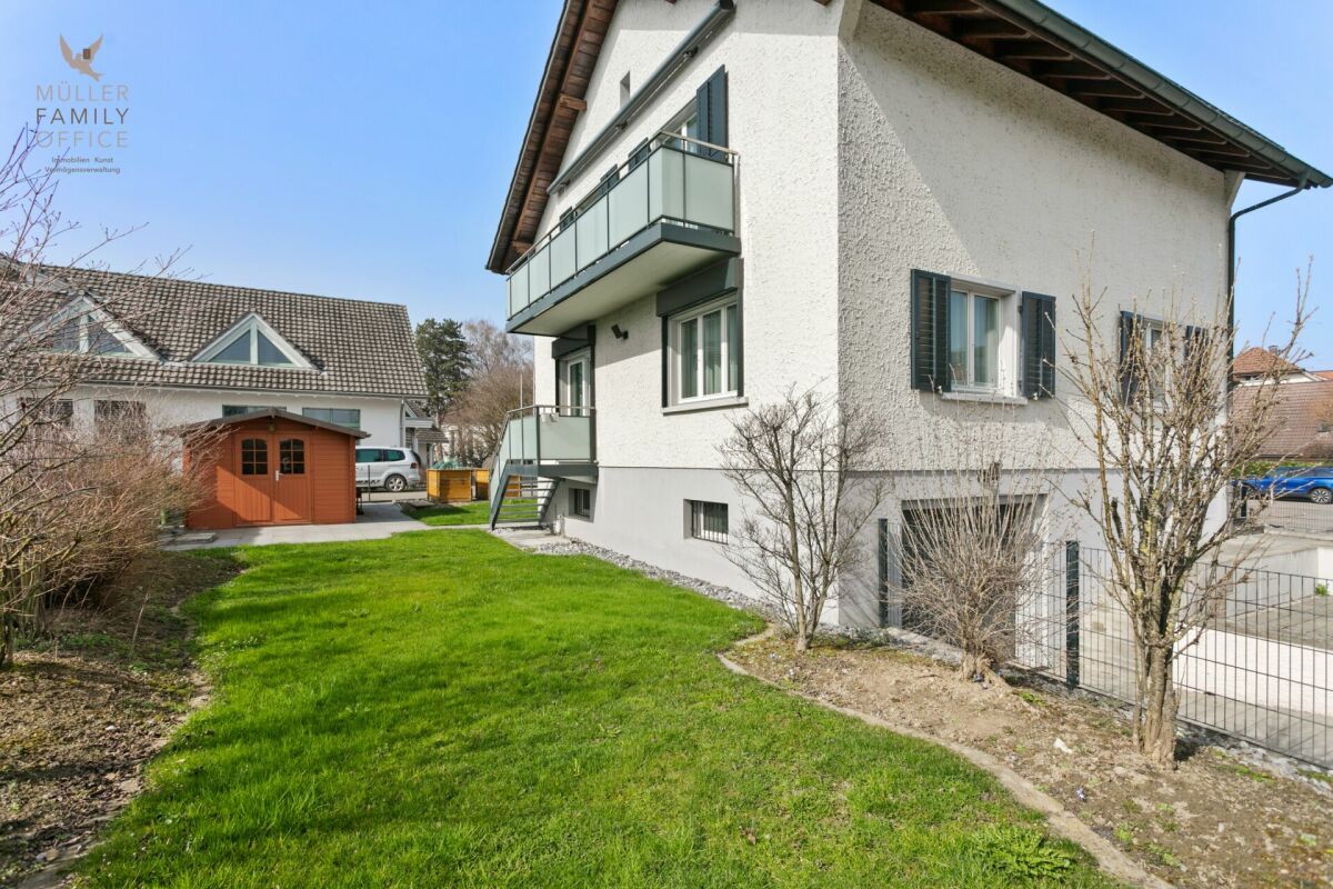 Außenansicht eines Einfamilienhauses mit Garten