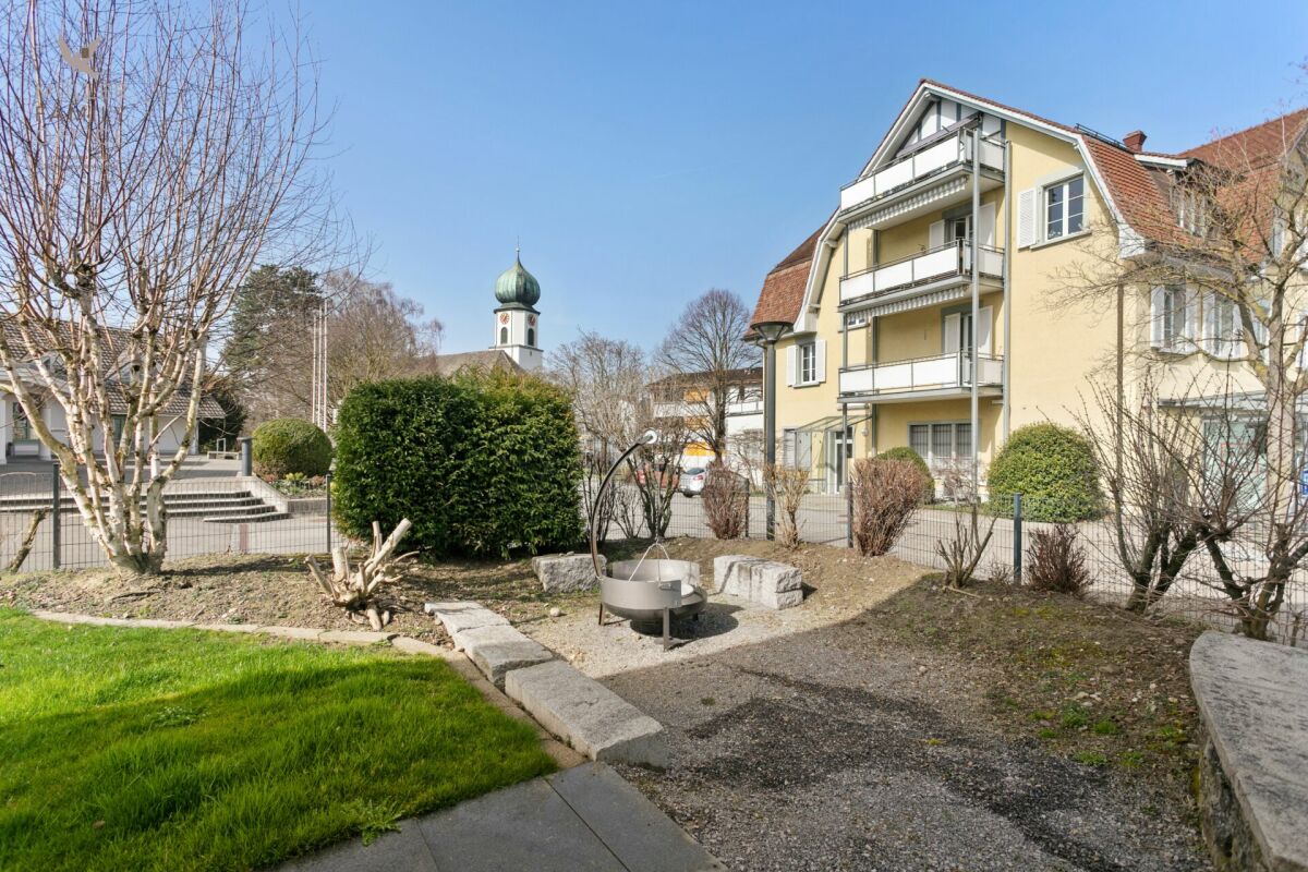 Wohnhaus mit Garten und kleinem Vorplatz