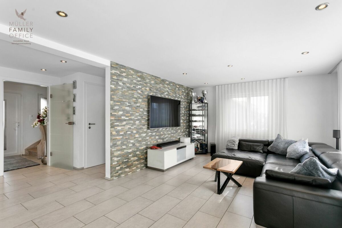 Offener Wohnbereich mit TV-Wand und Ecksofa