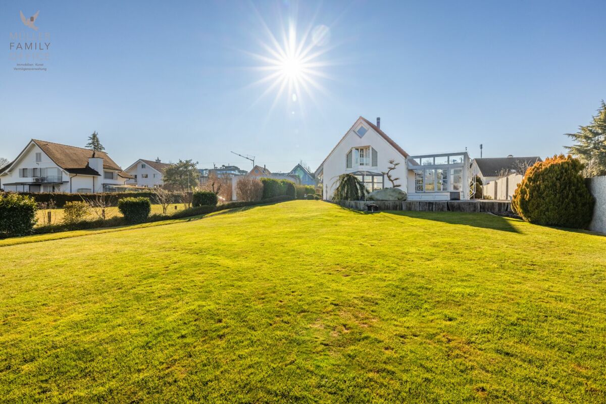 Großer Garten mit Einfamilienhäusern