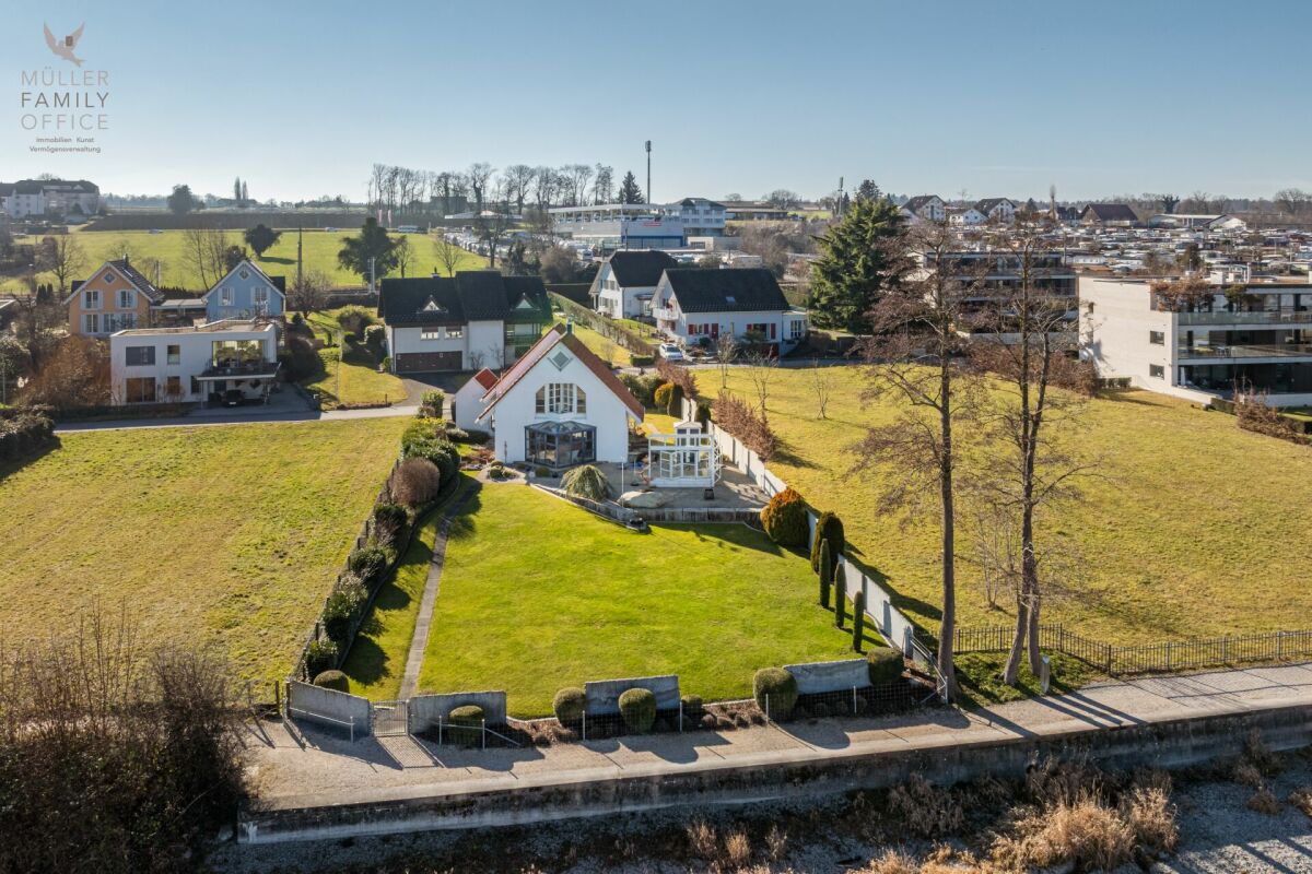 Luftaufnahme eines Wohngebiets mit Einfamilienhaus und Garten