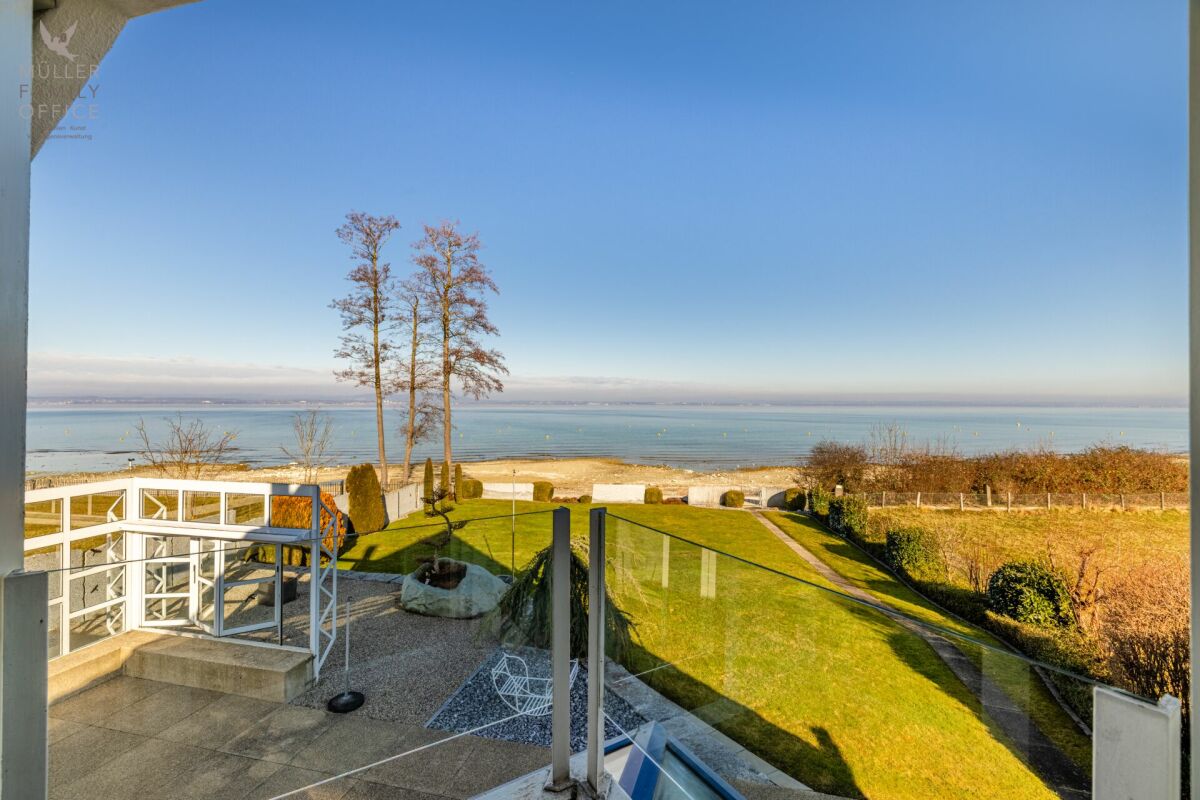Meerblick mit Gartenanlage