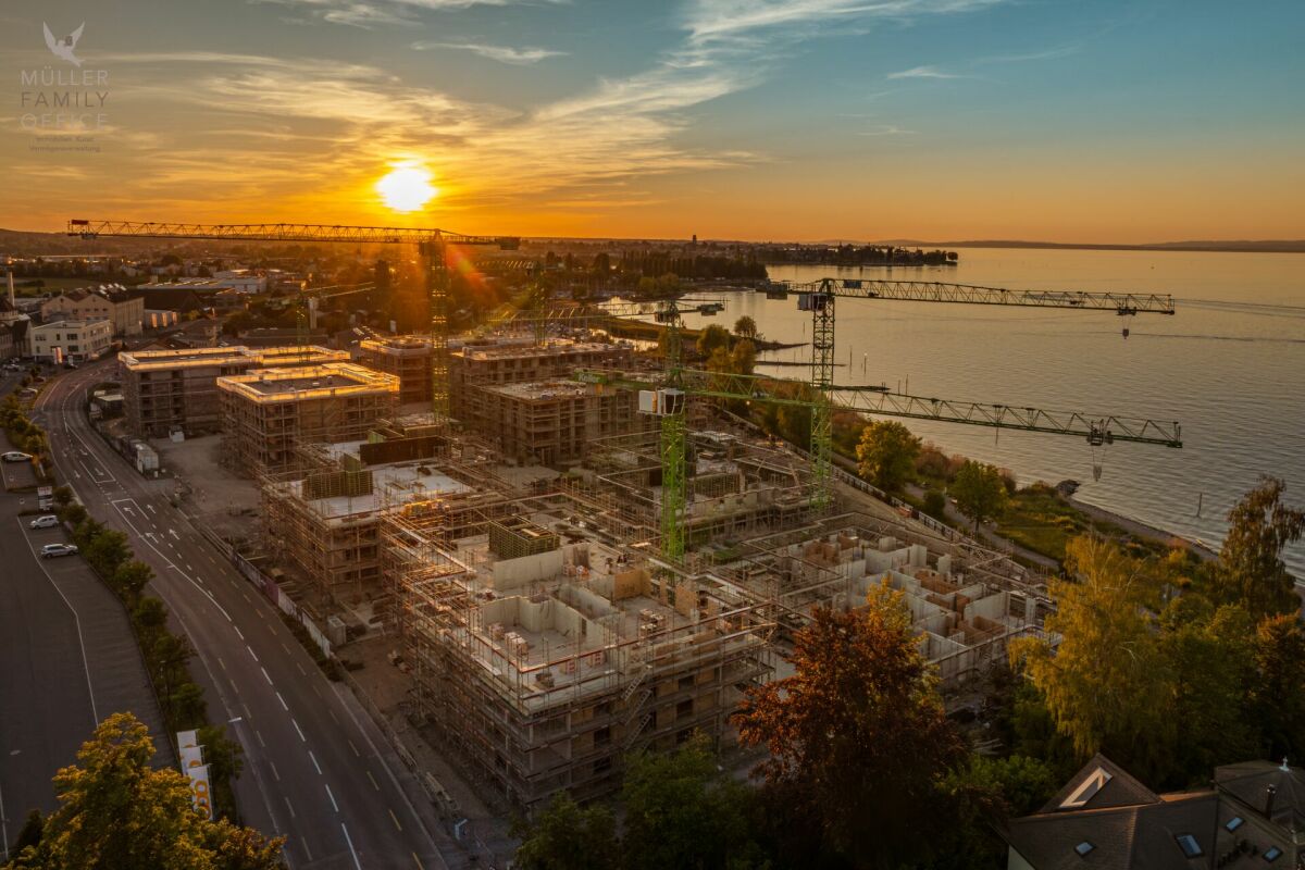 Luftaufnahme einer Baustelle am Wasser bei Sonnenuntergang