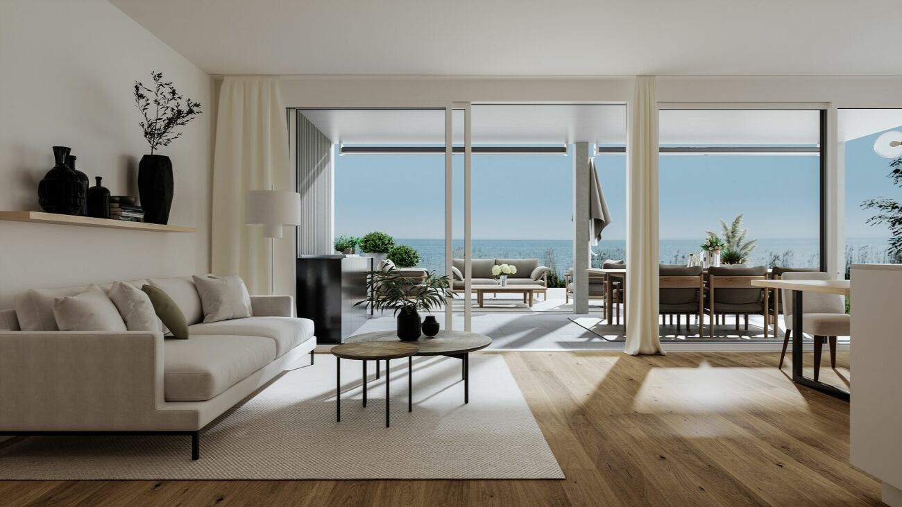 Helles Wohn-Esszimmer mit Meerblick