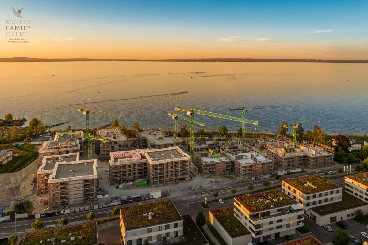 Aussicht auf eine Uferzone mit Baustelle bei Sonnenuntergang