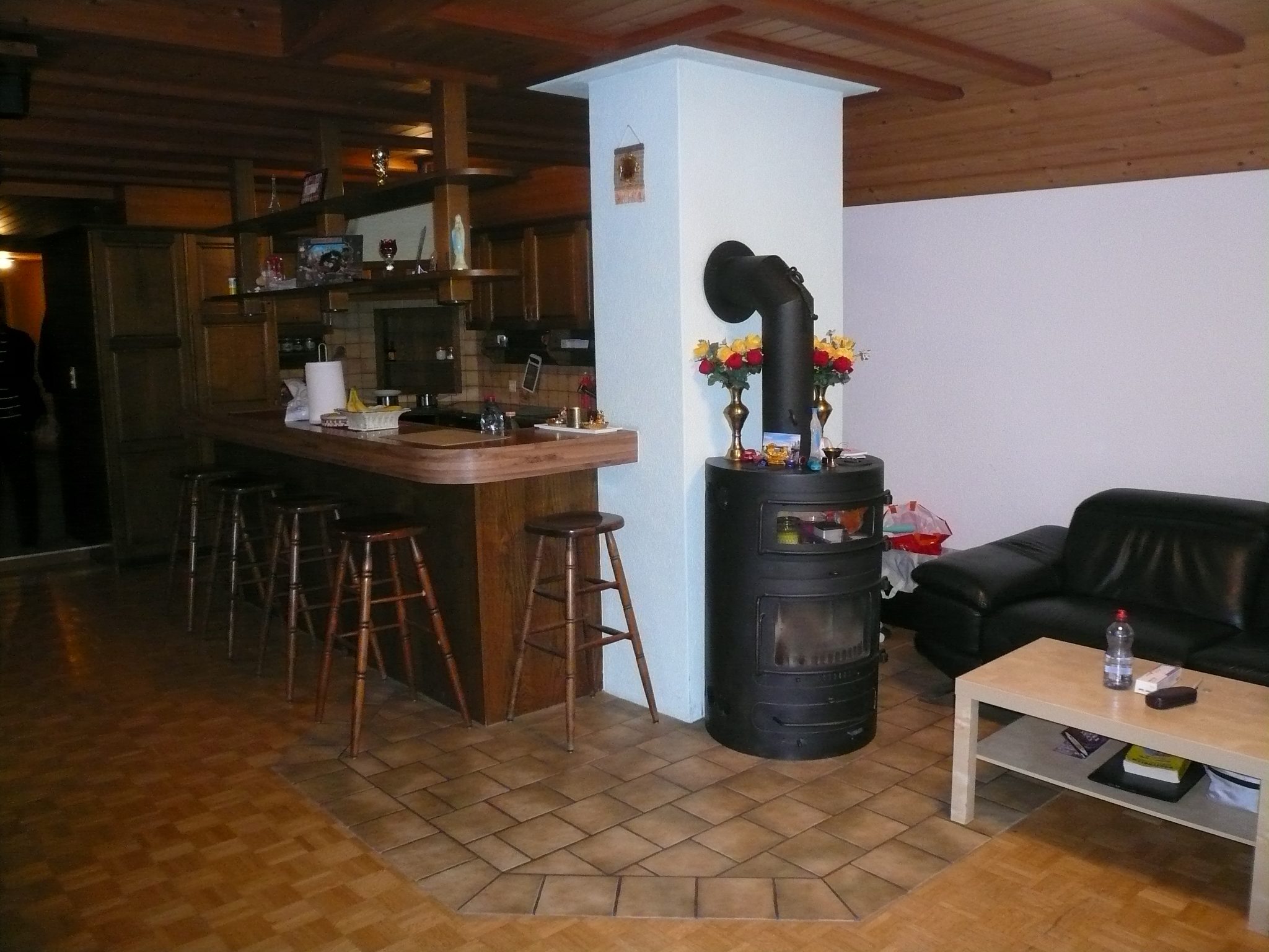Wohnbereich mit Kamin und offener Bar