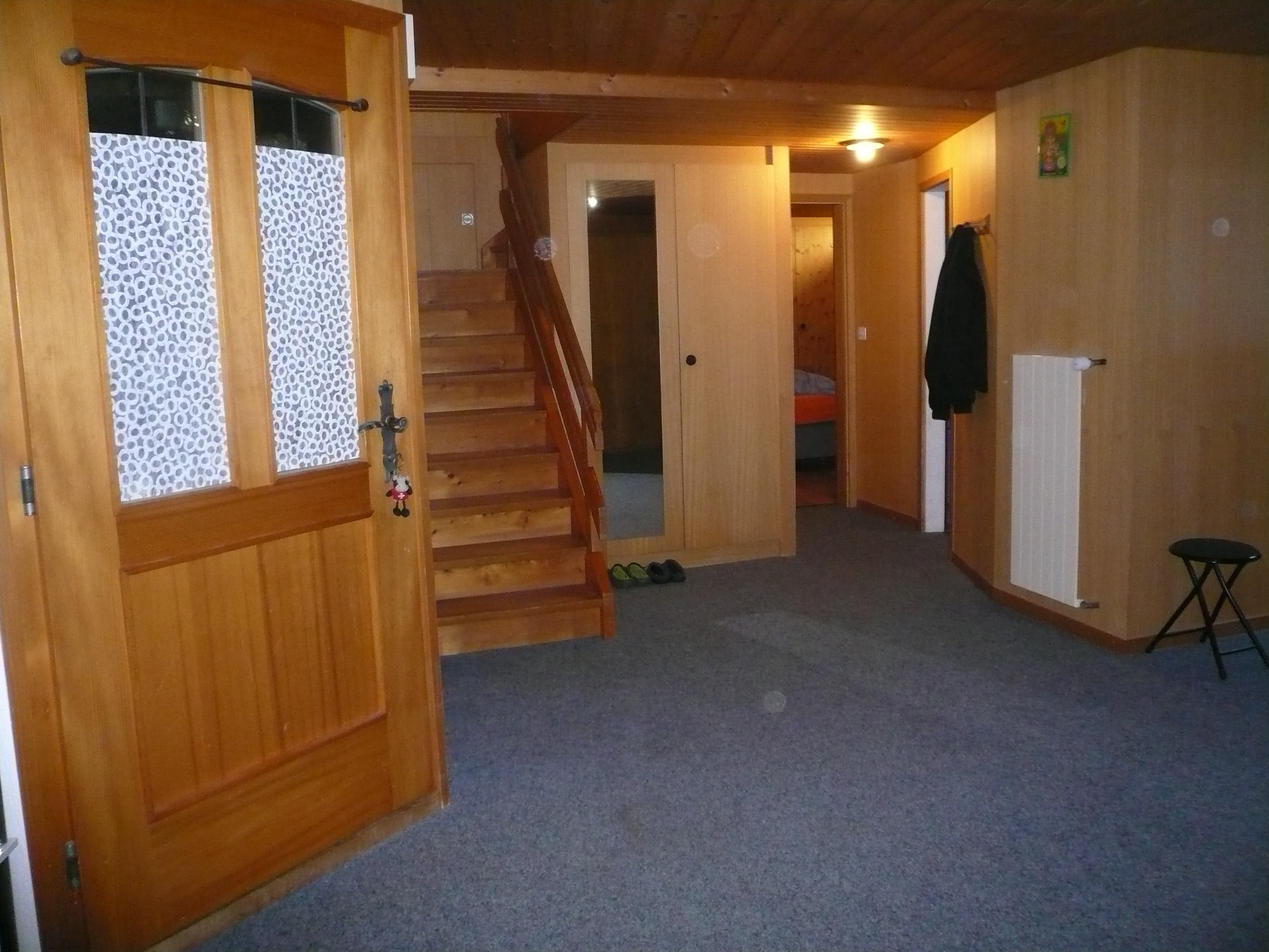 Holzvertäfelter Eingangsbereich mit Treppe