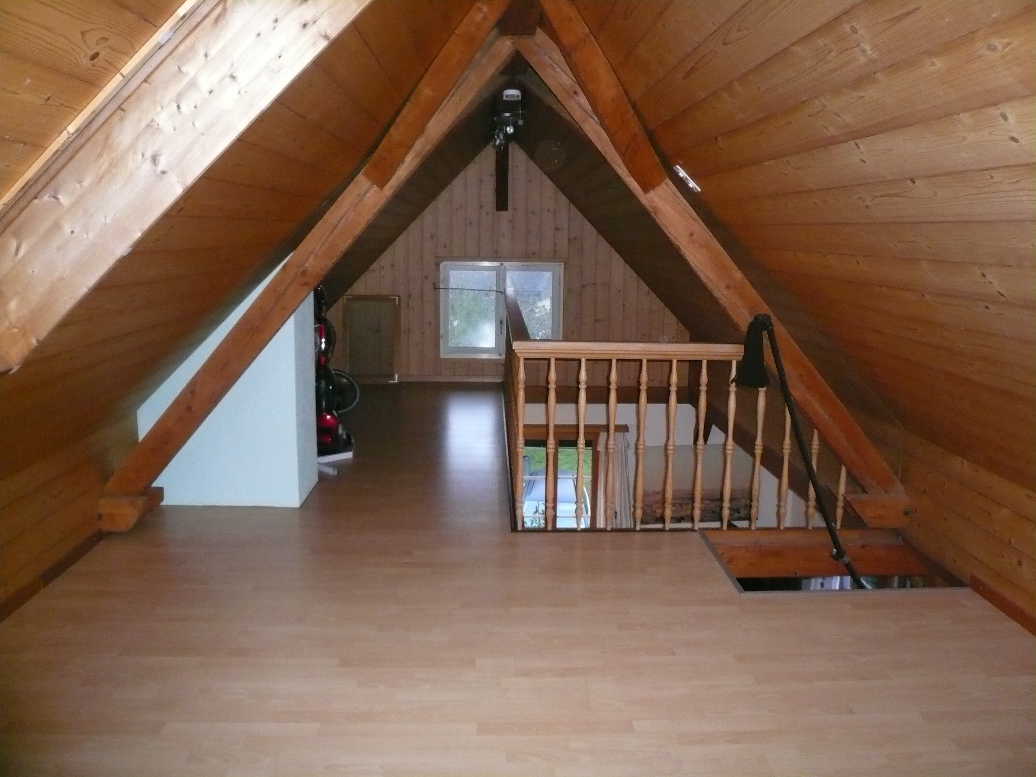 Dachgeschoss-Galerie mit Holzverkleidung