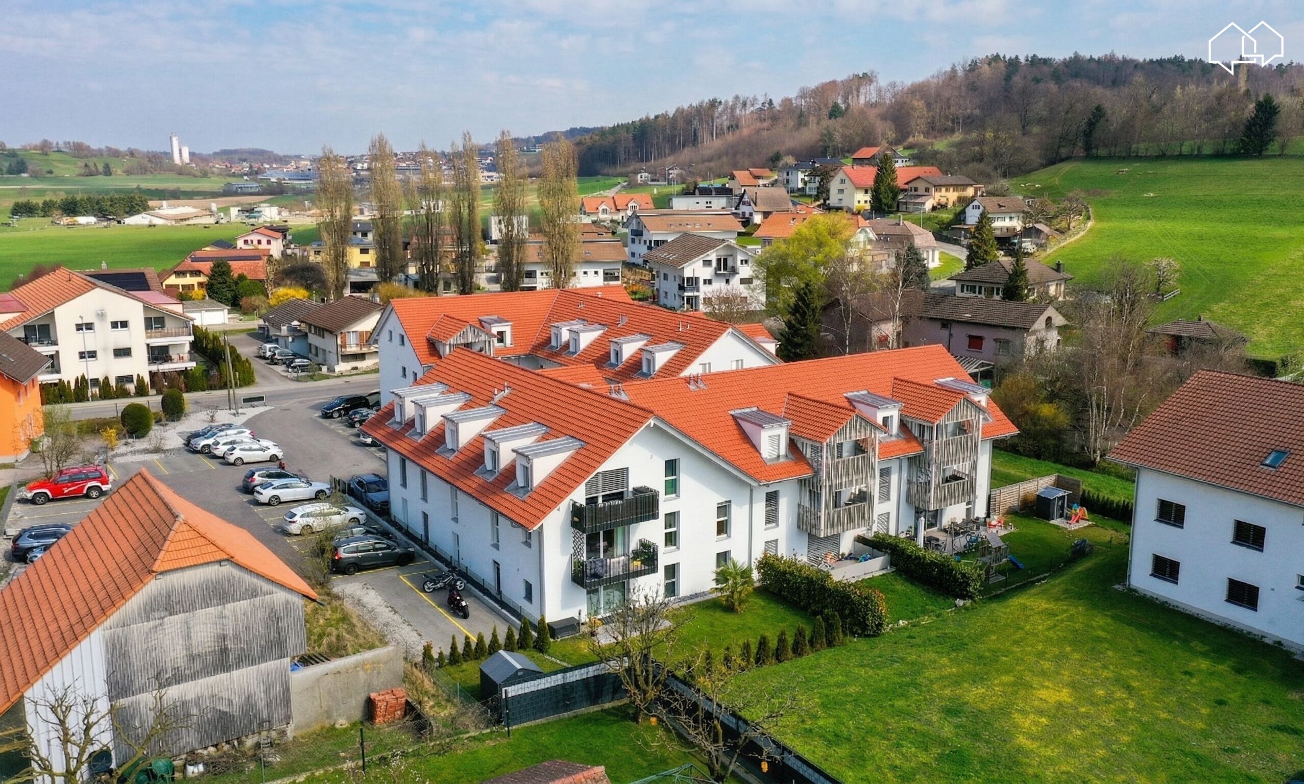 Luftaufnahme eines Wohnquartiers mit roten Ziegeldächern