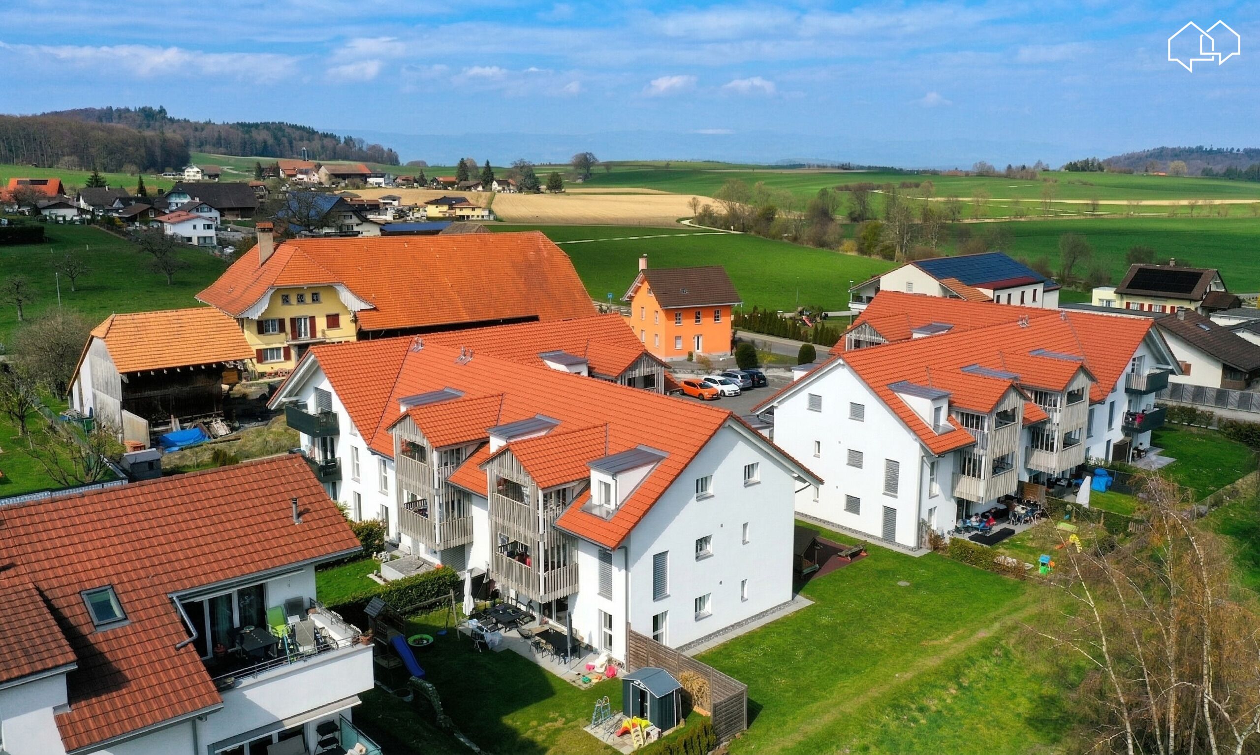 Luftaufnahme eines Wohnviertels auf dem Land