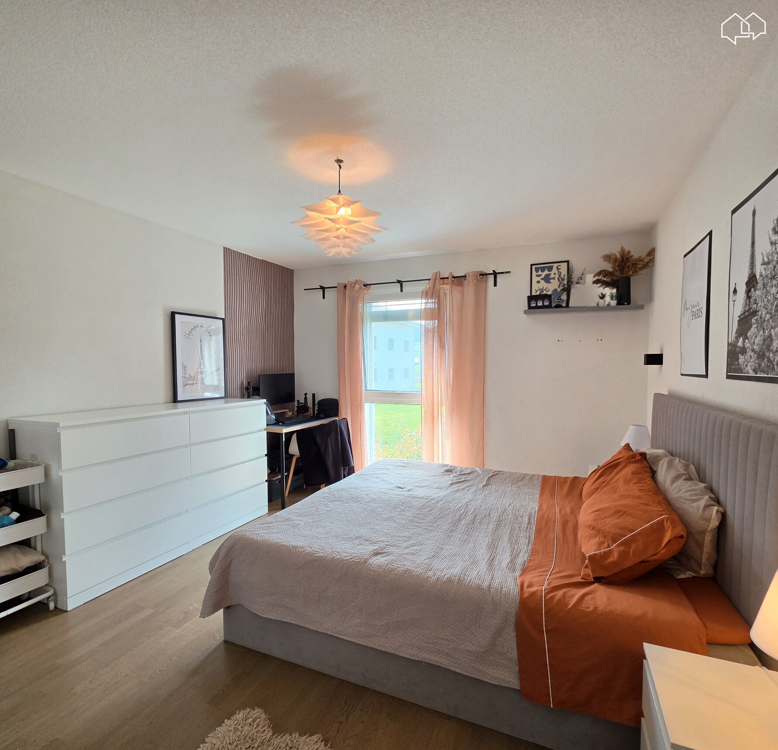 Helles Schlafzimmer mit Fenster und moderner Dekoration