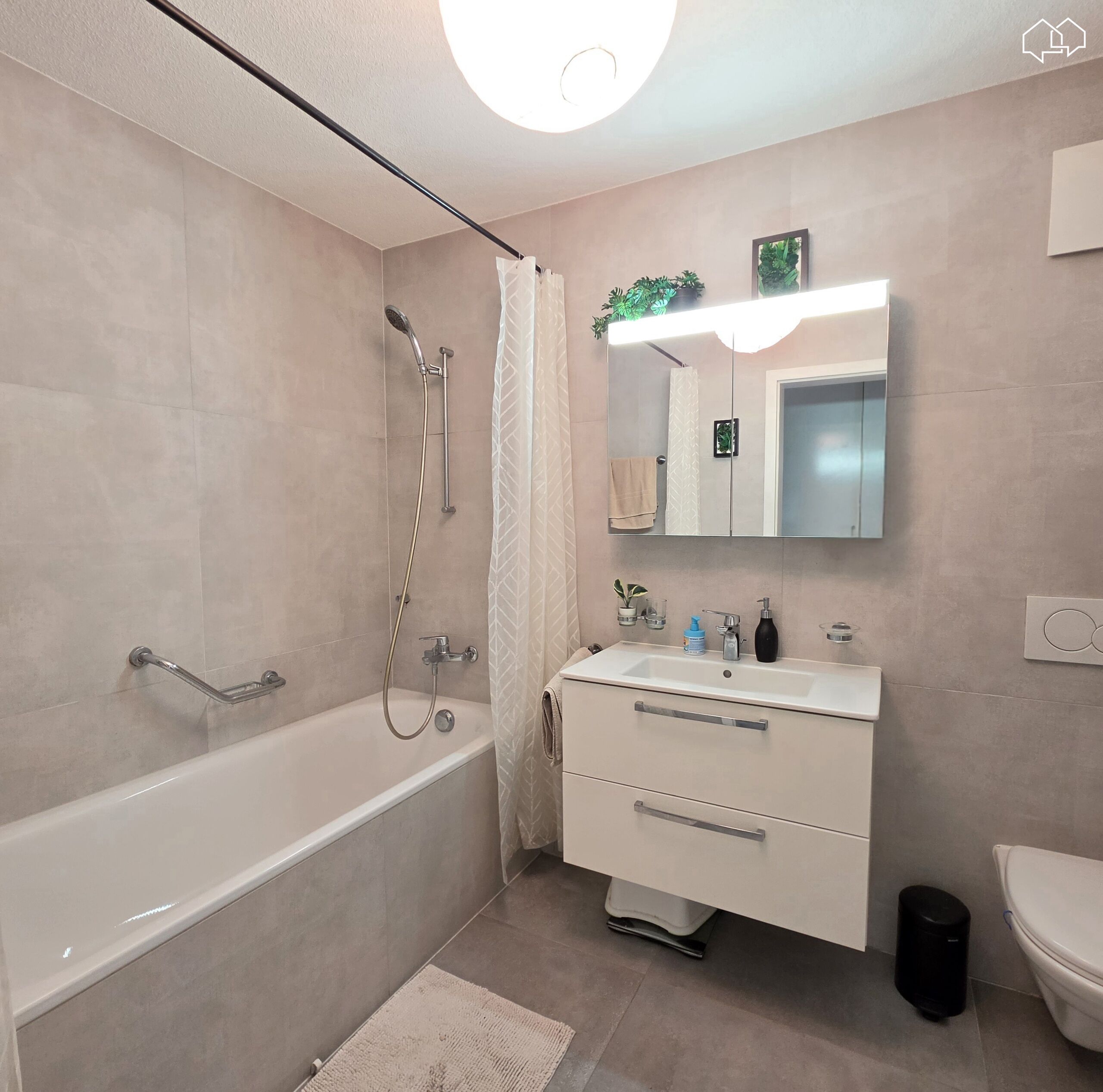 Modernes Badezimmer mit Wanne und Waschtisch