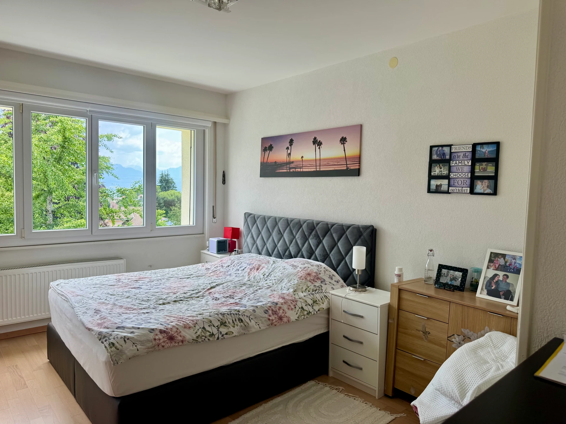 Helles Schlafzimmer mit Bett und Blick ins Grüne