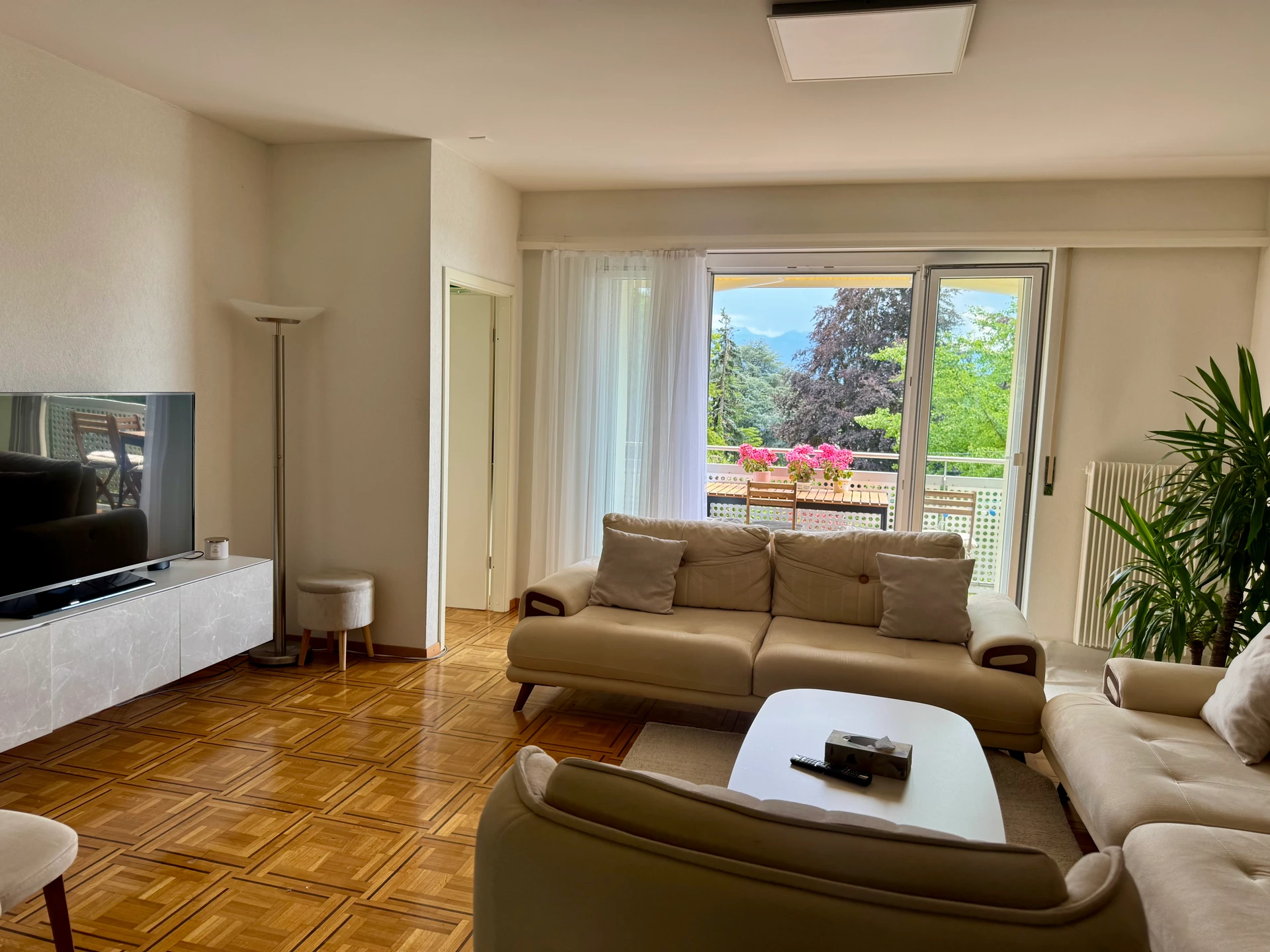 Helles Wohnzimmer mit Balkonblick