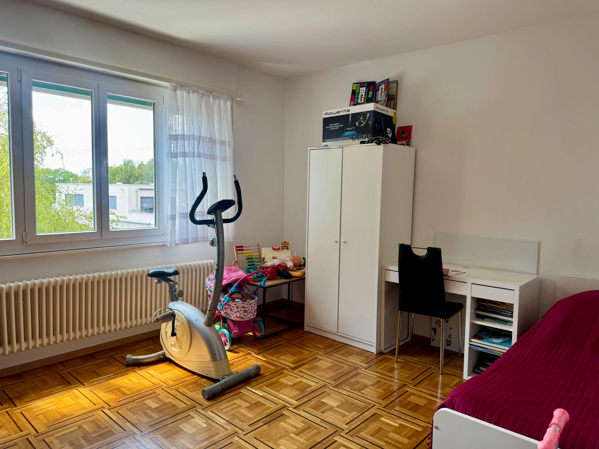 Helles Kinderzimmer mit Balkonfenster