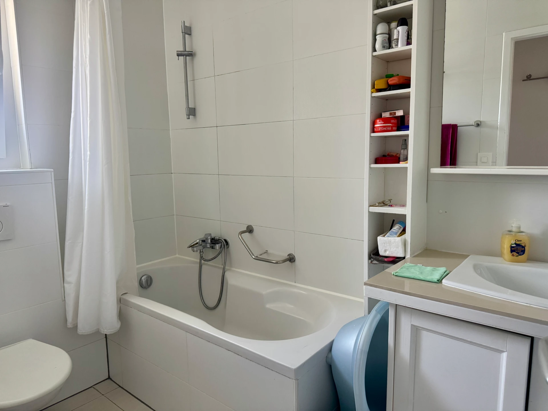 Modernes Badezimmer mit Badewanne