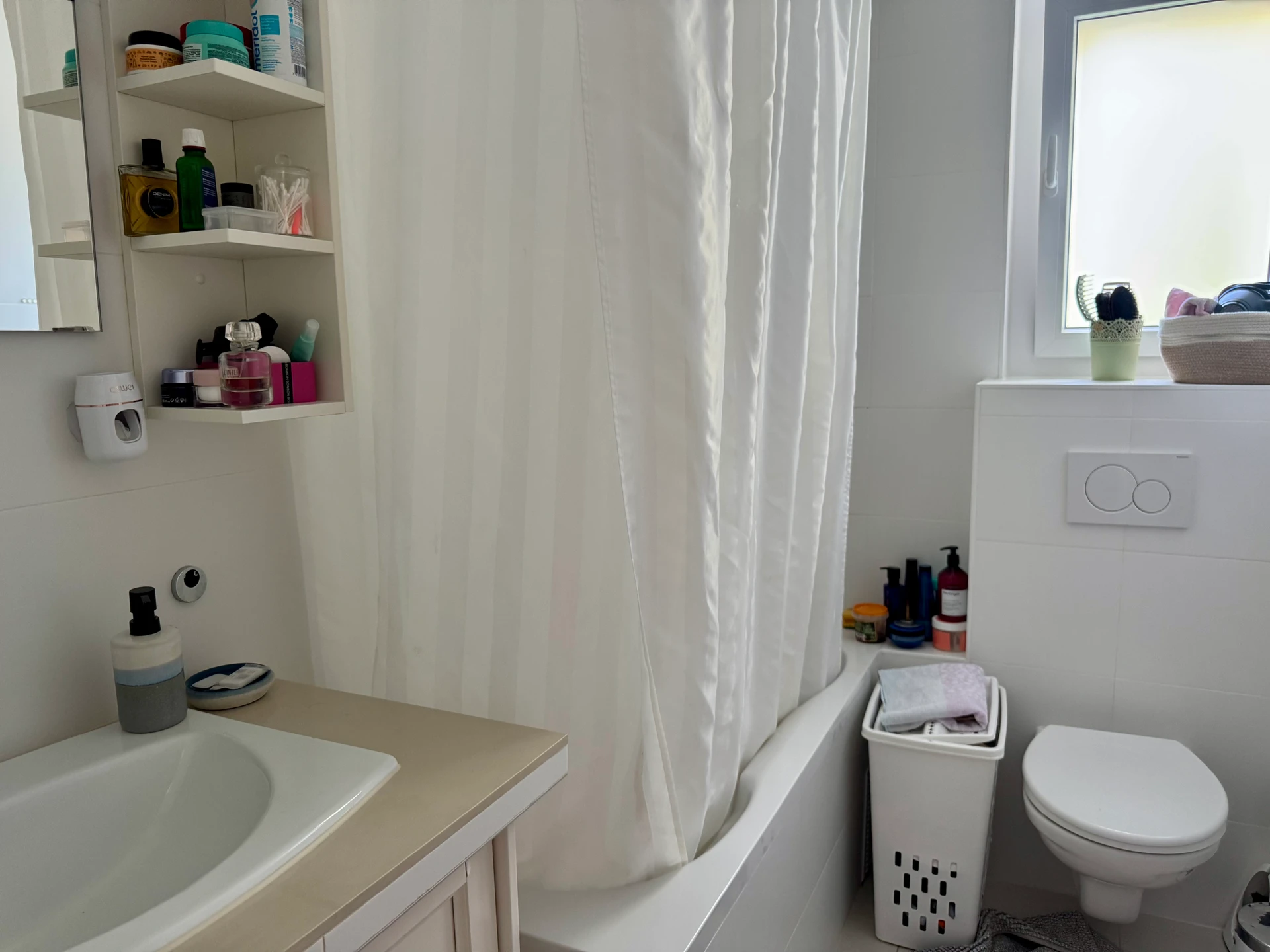 Helles Badezimmer mit Badewanne und Toilette