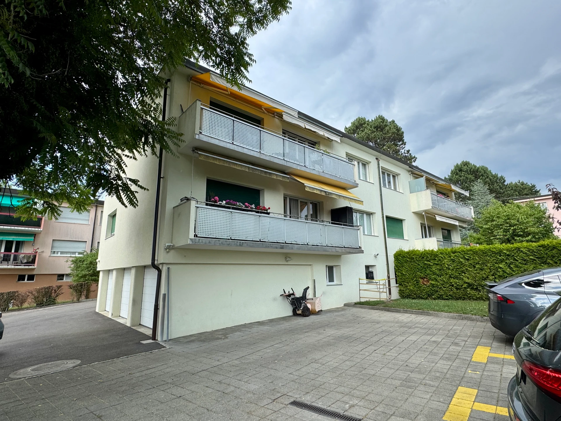 Mehrfamilienhaus mit Balkonen